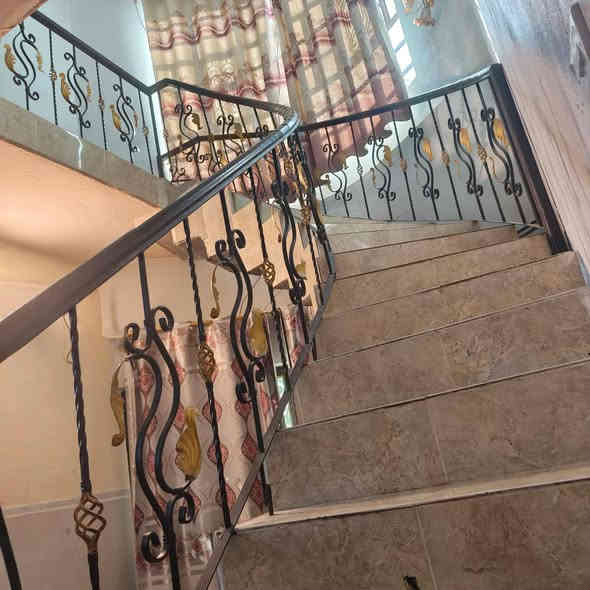 دار ركن للبيع تصميم وبناء حديث ودرجة أولى طابو ملك صرف  تحويل مباشر مساحه 450م كامل الخدمات الواجهة 24م والنزال 21م استقبال كبيرة وغرفتين نوم  وصاله ومطبخ وصحيات داخليه وخارجية وبيتونه وكراج كبير وحديقة كبيرة ناحية السلام حي الجهاد قرب روضه الصبا الحكومية   السعر 175مليون وبي مجال للشراي للاستفسار خاص او مع صاحب الدار مباشر***********
