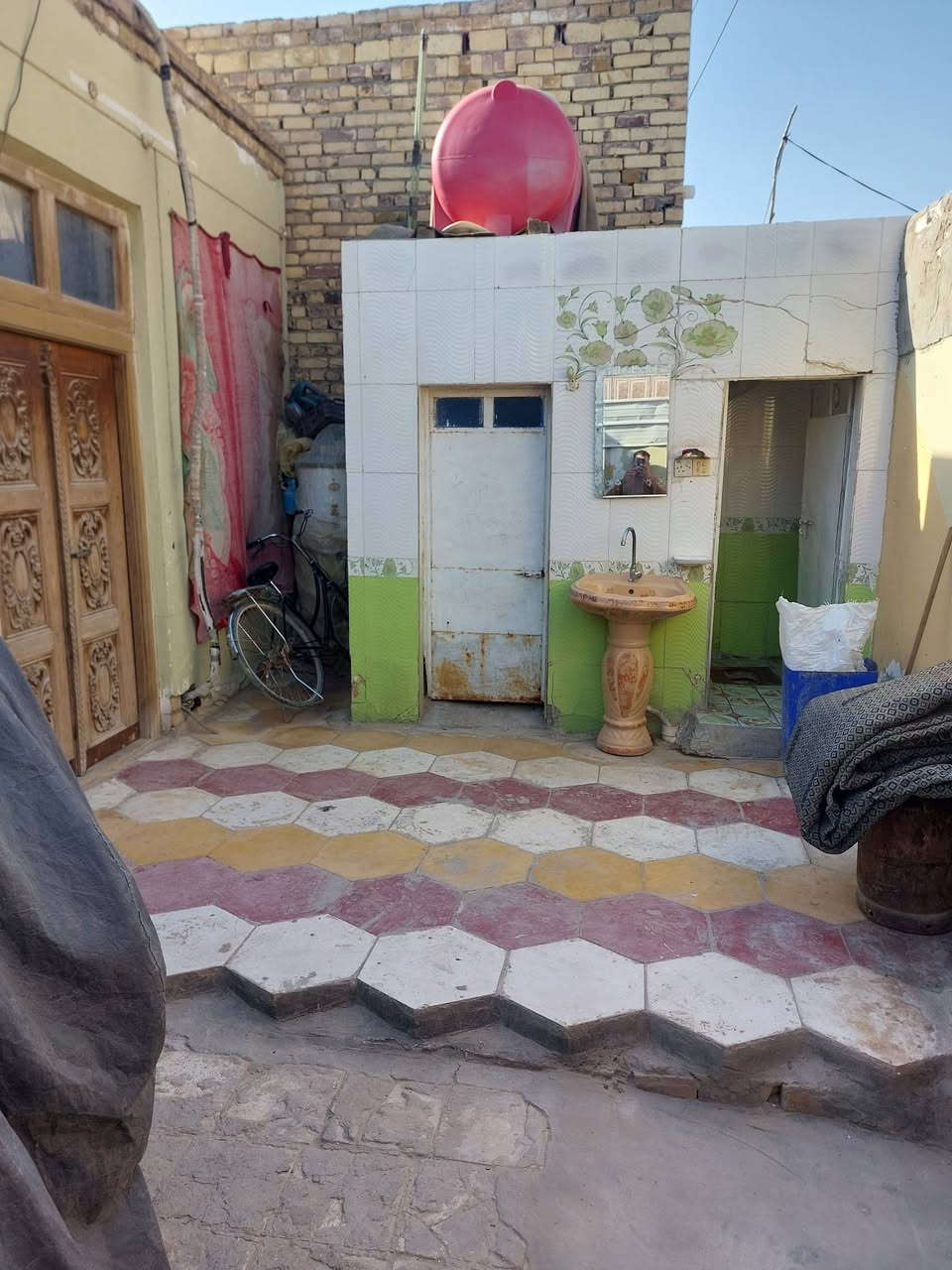 بيت للبيع طابو صرف مساحته ٢٤٠ متر بي اربع غرف ٦×٥ ومطبخ وصحيات داخليه وخارجيه وهول ٩ امتار وبراني ٨ امتار وكراج سياره وحديقه المكان قطاع عشره الشارع قريب على المدارس تبليط ومجاري  ***********
