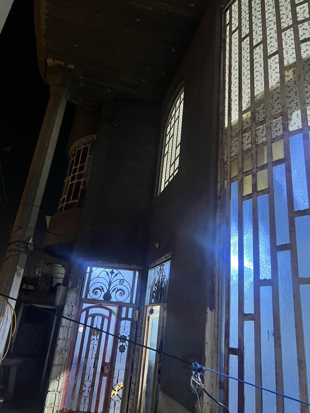 بيت لبيع ثلاث طوابق المساحه 150 متر مربع
7غرف منام وصالات جلوس وحمامات كل طابق حمام
العنوان البصره التنومه الصالحيه شارع النمر