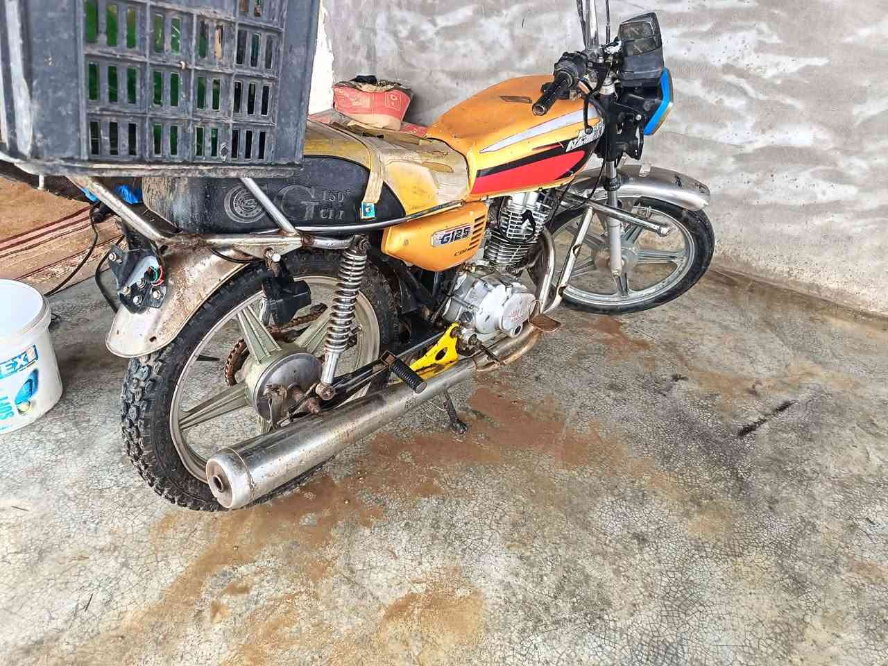 السلام عليكم  يوجد موطور للبيع موديل  20 خمسه كير محرك نضيف  كهربائيات شغاله   سعر 280 بيه مجال شي  قليل   يرهم مراوس تصال ع رقم  ‏‪0785 868 0691‬‏
