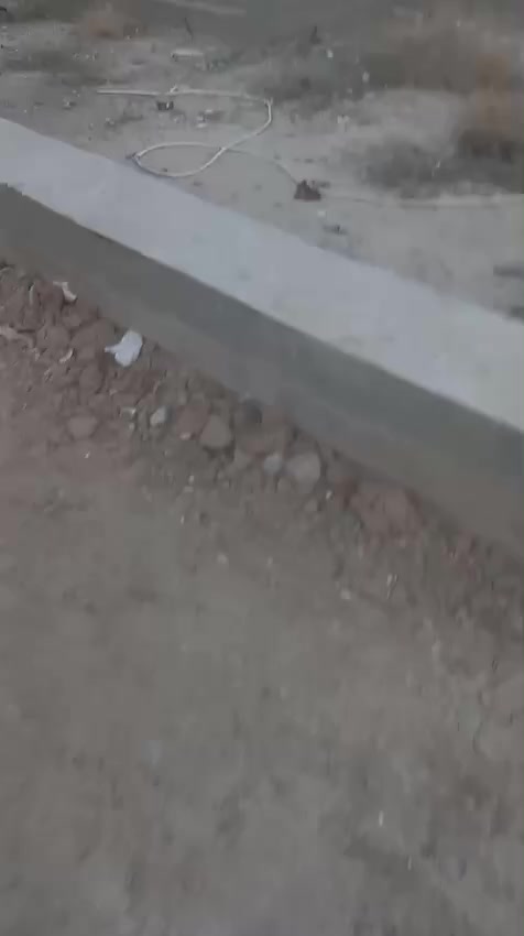 السلام عليكم قطعة 190متر مأسسة بتلو شريطي في السياحي خدمي بانزيخانة الجوهرة تبعد عن التبليط الخدمي  350 متر 
الكهرباء التيل ابابها وألمي كذلك 
منطقة حلو وناسها طيبة 
سعرها 31 تجيب أكثر بس مستعجل على بيعتها 
للاتصال ***********
