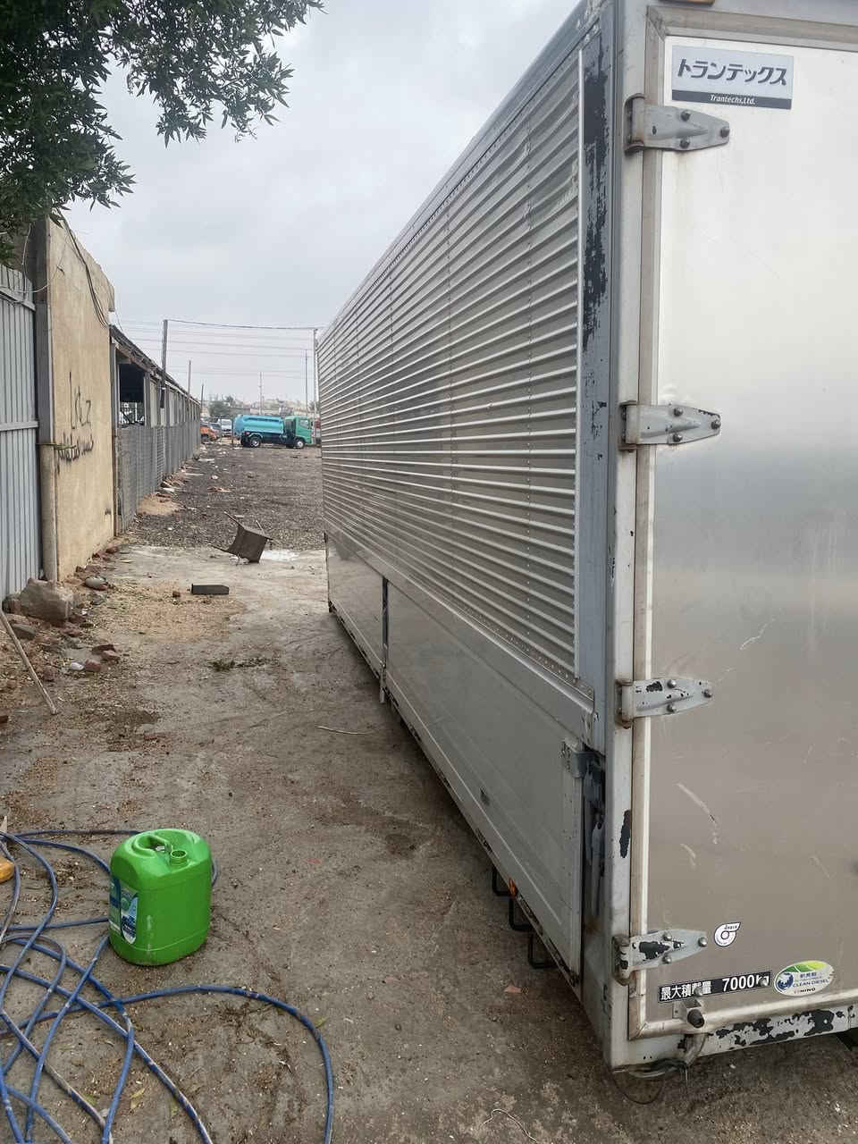 حافضة الطول سته وربع 
العلو مترتين و٤٠ 
للبييع  ***********
السعر ٥٥ ورقه
