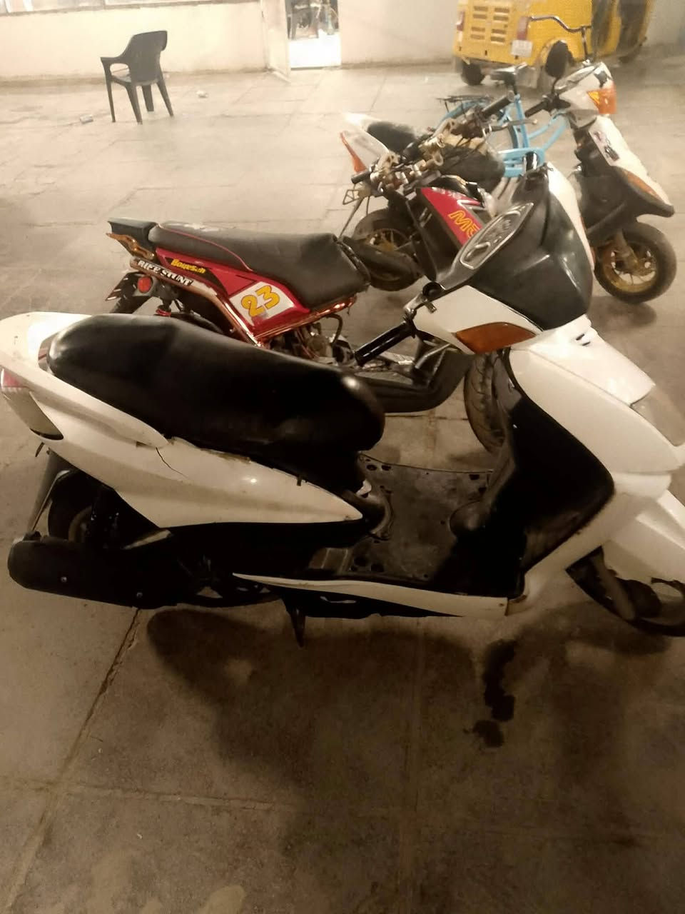 سلام عليكم دراجه سكنس نثيه كابريتر الدراجه خير منه الله كامله بس نقصط راجز مال سلف جانت صفاح مكسرات بدلتهن الدراجه كامله مكمله الكهربايات كله شغاله السعر350وبيه مجال المكان بغداد مدينه الصدر***********واتساب ورصيد بس👍🏻
