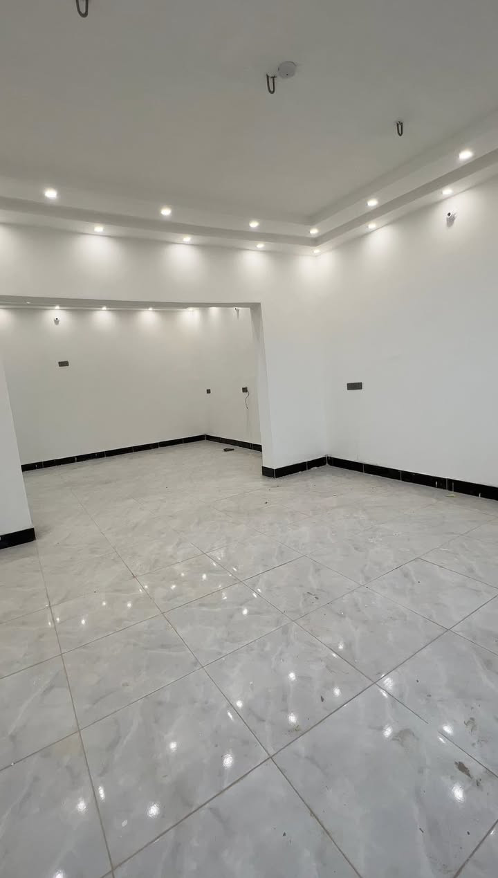 السلام عليكم
الدار للبيع 
المساحة 150 متر مربع الوجه 10 النزال 15
بناء حديث يتكون البناء من غرفه وصاله كبيره واستقبال ومطبخ ومجموعة صحيات داخليه وخارجية 
العنوان الكوت الجديدة شارع نزله البترومين خلف مدرسة السرور الاهلية للاستفسار الاتصال ***********
علما ان الدار غير مسكون
