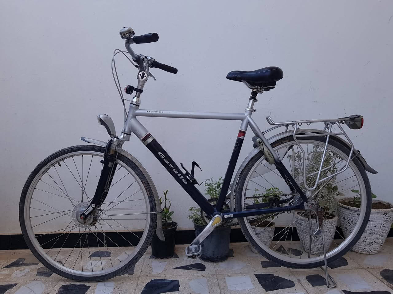 بايسكل باله ترحال هولندي ماركة غزال حجم 28 بريك الخلفي بلمكينه(بلبايدر) حساس داينمو ثلجي ابيض سعره 150الف *********** واتساب
