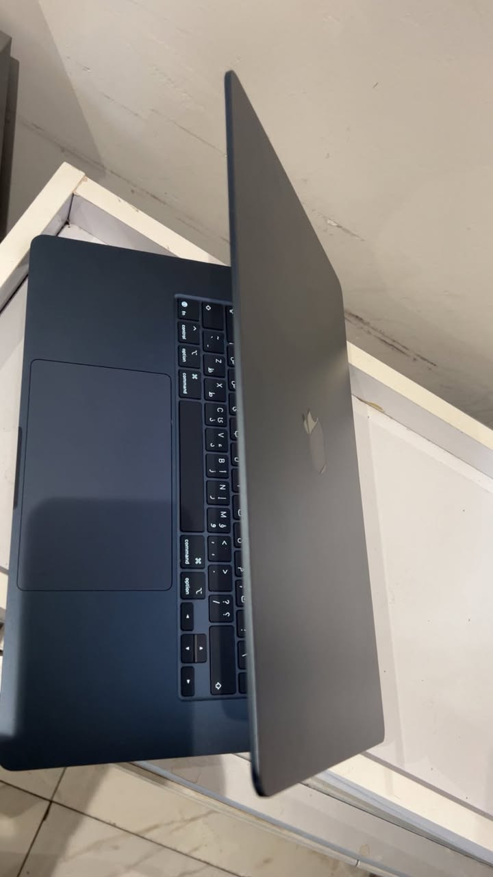 السلام عليكم اخوان 
للبيع بسعر 1.300 وبيها مجال قليل جداً‏
MACBOOK AIR 15 Inch M4💻
تاريخ الاصدار 2025 🔰
‏
256GB - 16 GB✅
بعدها داخل الضمان ❇️
نظافة 100‎%‎✅
بطارية 100‎%‎ ✅
⚠️عدد دورات شحن البطارية 23 دورة شحن ♻️

استخدام جداً قليل " الملحقات كاملة " 🔆
⚠️عليها بكچ حماية متكامل من لاسق شاشة + كفر حماية كامل + جلاتين كيبورد 
العنوان : بغداد شارع فلسطين 
رقم الهاتف : ***********
