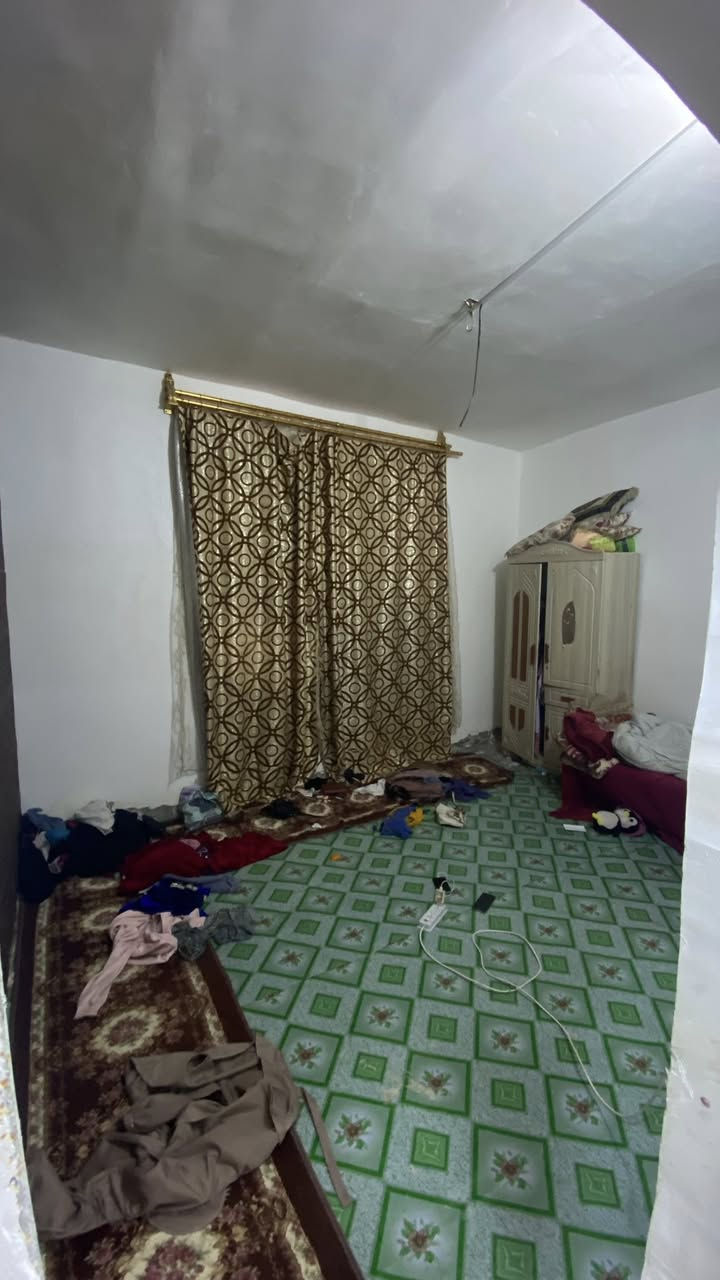 السلام عليكم بيت للبيع بمساحة 200م يتكون من غرفتين وصاله ومجمع صحيات السعر 25 الموقع الدغارة حي العسكري يم كاع ال زوير الاستفسار ***********
