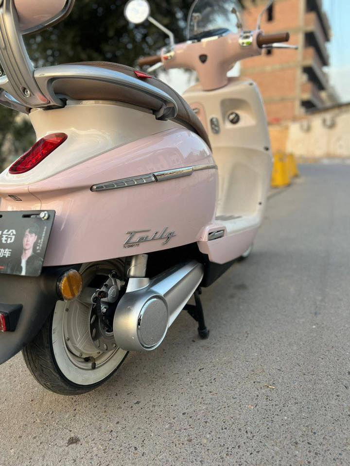 سلام عليكم شباب دراجه شحن كلاسك من شركه تايلج  العالميه دراجه زيرو زيرو مماشيه غير 10 ايامً فقط لا غير دراجه زيرو بعدها  ع حاله وكاله كتلوك بيها وصل معرض موجود ابسمي .  تجي شاحنه بل كارتونه دواسه بعدني ممستخدمها 

بيها مواصفات كلش حلوه وتخبل 

الموديل2026 
النوع الوحش كلاسك من شركه تايلج العالميه
بطاريات 6 دبل
التحويلات 1.2.3
الرجوع الخلف R
دبل إشاره 
لايتات  زنوزن قويه جدا 
اشاير رباعيه 
كل شحنه تمشيك فوك60 كيلو 
دسكات امامي وخلفيه
تشتغل عن طريقه البصمه 
تشغيل عن بعد 
جهاز إنذار السرقه 
أطارت جوبلس  
كشن vib
لونها كلش حلو ومميز 
دراجه بل واقع احله من صور 
بصمات 2  بيها معا سويجات خفيه
شاشه اكترونيه تعرض إلك كل عطل يصير 
بيها نضام USB
بيها ABS
شاحنه ذات شحن سريع واليقاف ذاتي عند متلاء 

اي استفسار اتصال

***********
***********

العنوان الكوت
