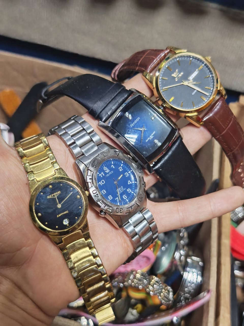 السلام عليكم ساعات رجالي نسائي باله امريكي اغلبيه اصلي وماركات معروفه تباع شلعه كامله
العدد 1300 قطعه 
الاغلبيه نسائي
***********
بغداد بوب الشام
