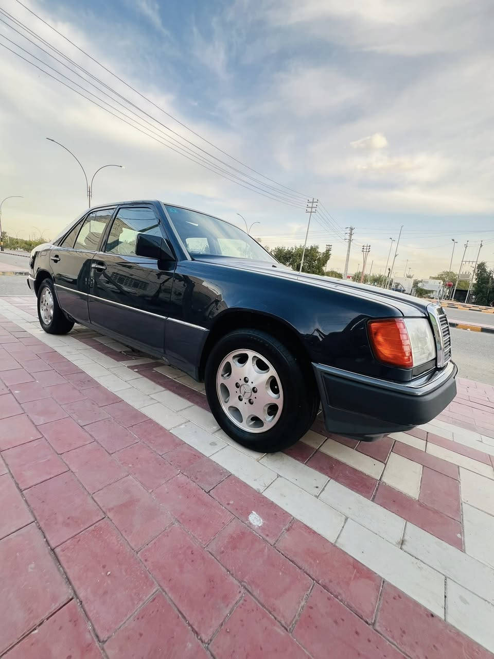 سلام عليكم مارسيدس دب للبيع رقم بغداد انكليزي موديل 1991 
محرك بلادي 300 سته سلندر كير ومحرك جدد 
السياره مكفوله من الضربه بيه قطع بسيطه صبغ 
سلايت شغال اريل كهربائي جام  تحكم كهرباء تبريد شغال السياره حاهزه من كلشي السعر 78 وبيه مجال بسيط للاستفسار ***********
