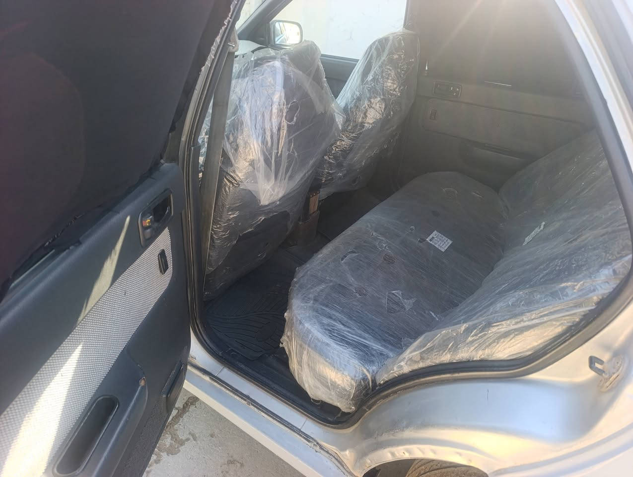 هۆندا النترا
مۆدیل ۹٤
ئارم بلاستیک سلیمانی 
بۆیاخ کراوە لەسەر ساخی
قەترە  معجون و لیدراوی نییە
گێر و مەکینەی بەشەرت هەزار فیتەر
تەبریدی سارد و کەرم بەس غازی دەوی
ماڵی فەقیرە 
***********
کەلار
