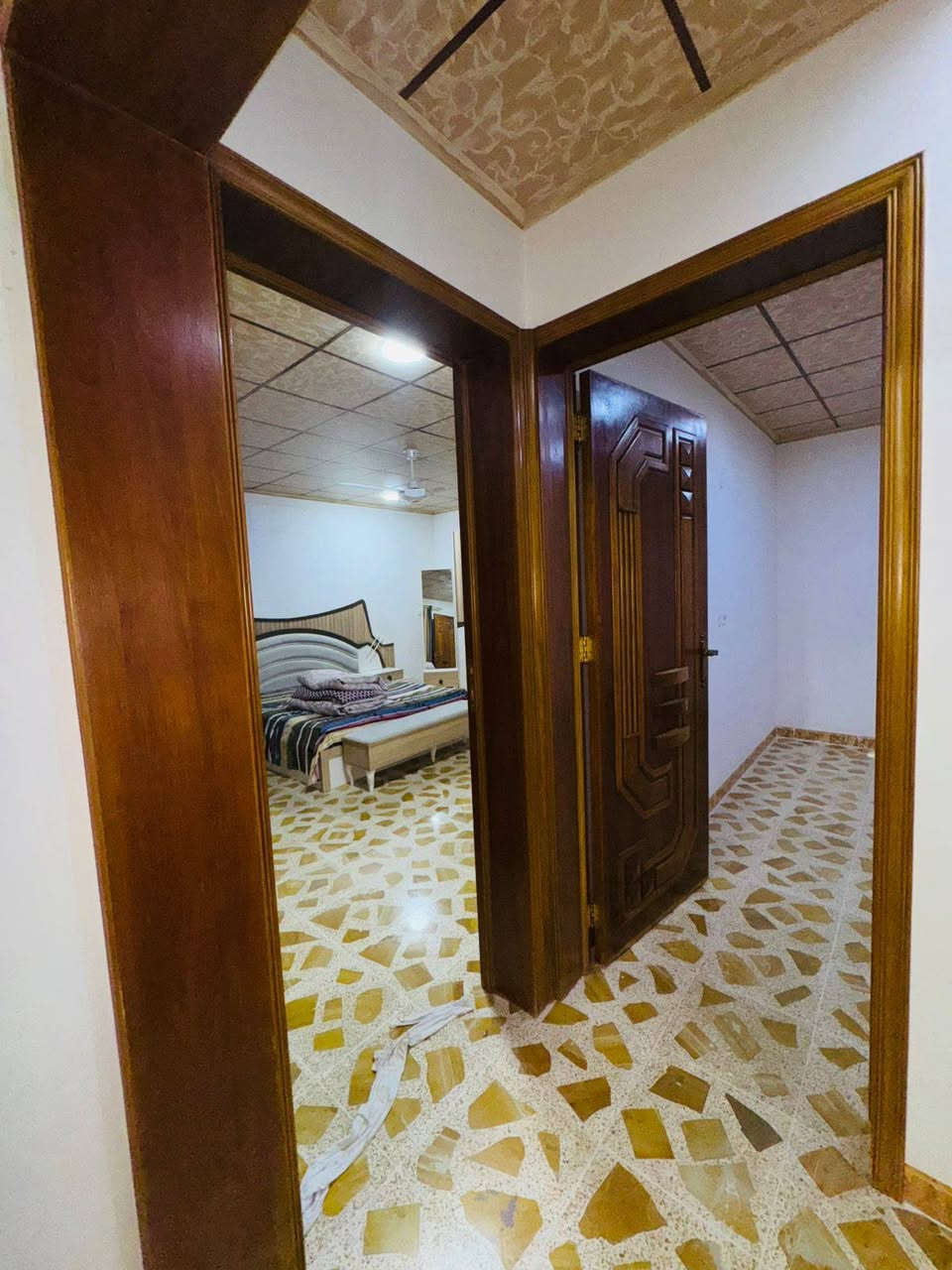 لدينا دار للبيع في مزارع الحدباء خلف جامع التواب الرحيم زراعي بستان ملك صرف مساحه ٣٣٠ واجهة ١٢ ونص شمال طابق ونصف الطابق الاؤل غرفتين نوم هول وستقبال مطبخ صحيات كراج الطابق الثاني غرفة نوم وبيتونة وصحيات بناء ٢٠٢٠ وكذلك لدينا أرض للبيع مساحه ١٥٠م واجهة ٧ونص قبله خلف الشقق قبل القنصلية التركية صنف الارض بستان ملك صرف السعر والتفاصيل على الأرقام ***********
***********
ابو سيف 
ابو شهاب ***********
***********
أو مراجعة المكتب حي الحدباء نهاية سايدين المضخة مقابل مجمع شقق الحدباء مكتب ابو شهاب للعقار وقت الاتصال من الساعه العاشره صباحا إلى العاشره مسآء وشكرا
