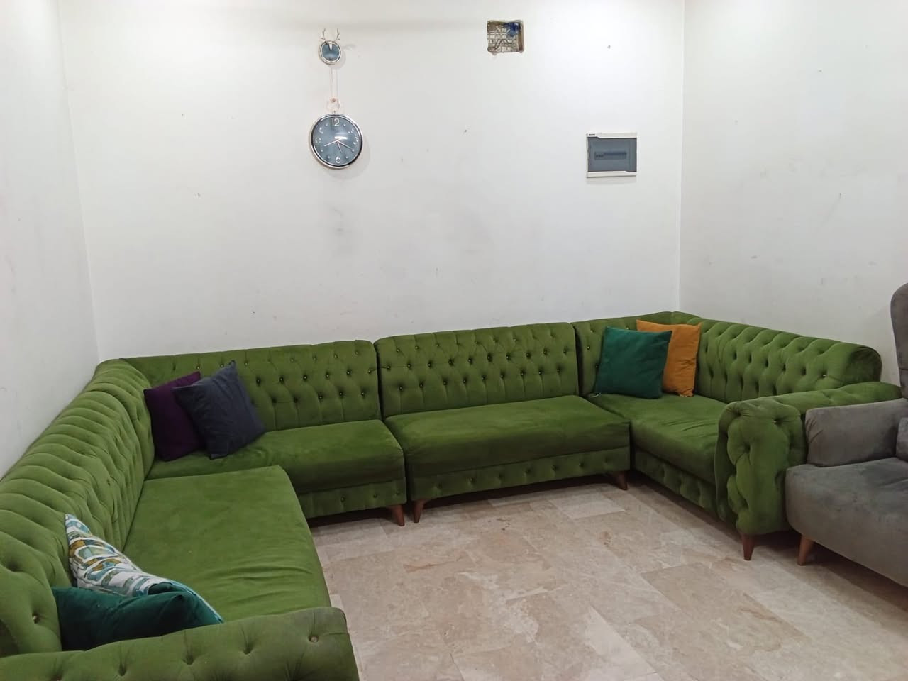 كورنر للبيع لون زيتوني
سلام عليكم عندي هذا الكورنر للبيع استعمال قليل كُلش نظيف مثل ما موضح بالصور ويا كرسي مفرد وعيبه بس بالتخم وره الكوشه زرف صغير مال فحماية قياسة الطول كل الكورنر 5امتار و70سم والعمق 90سم  نظيف جداً يحتاجله تنظيفه خفيفه يعني كورنر ويا كرسي. وسعره450 وبي مجال بسيط مكاني الكاظمية جكوك للتواصل خاص


**إذا كنت صاحب هذا الإعلان وتريد حذفه لأي سبب، رجاءا أرسل رسالة إلى الدعم الفني**