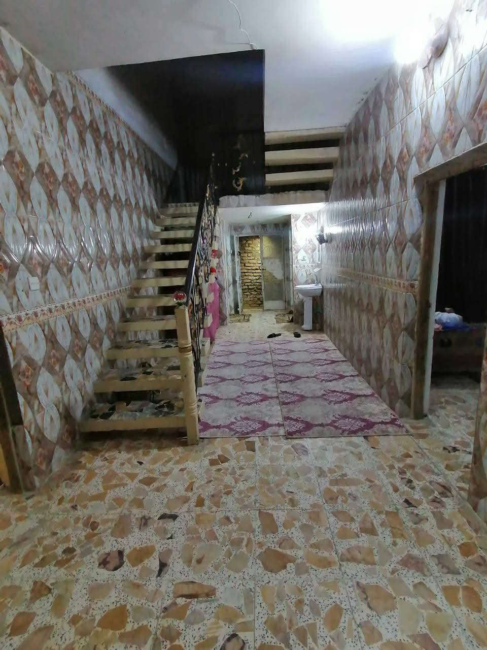 بيت مساحه 650 متر منطقه بوب شام قريه 
بنائه 200 متر جديد 
السعر 135 بي مجال 
رقم هاتف ***********
