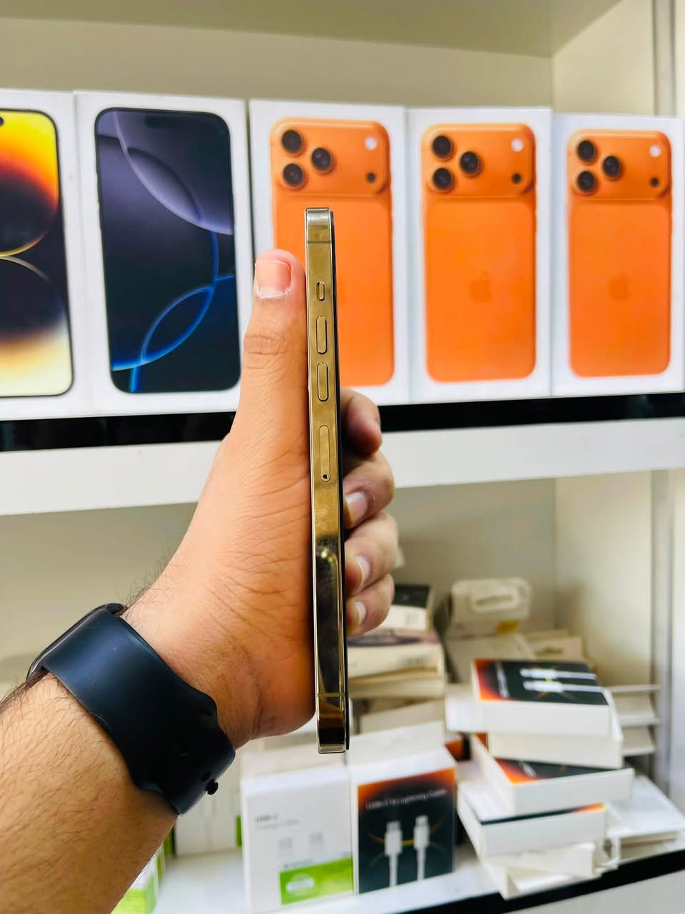 السلام عليكم 🫡
للبيع iPhone 13 pro max 
ذاكرا 256
بطاريه 100% مبدله اصليه 
نموذج M شرق اوسط دبل سيمكارت مو تك 
نضافه 90% لون ذهبي 
الجهاز كله شغال مابيه خلل فقط مبدل شاشه نوعيه وسط لا شكل ولا شمر ومبدل كامرا فيس ايدي متوقف مابيه اي خلل كله شغال صوت اتصال انترنيت كامرات كله شغال السعر قفل ٣٨٠ الف مكاني بغداد مدينه الصدر رقمي ***********
