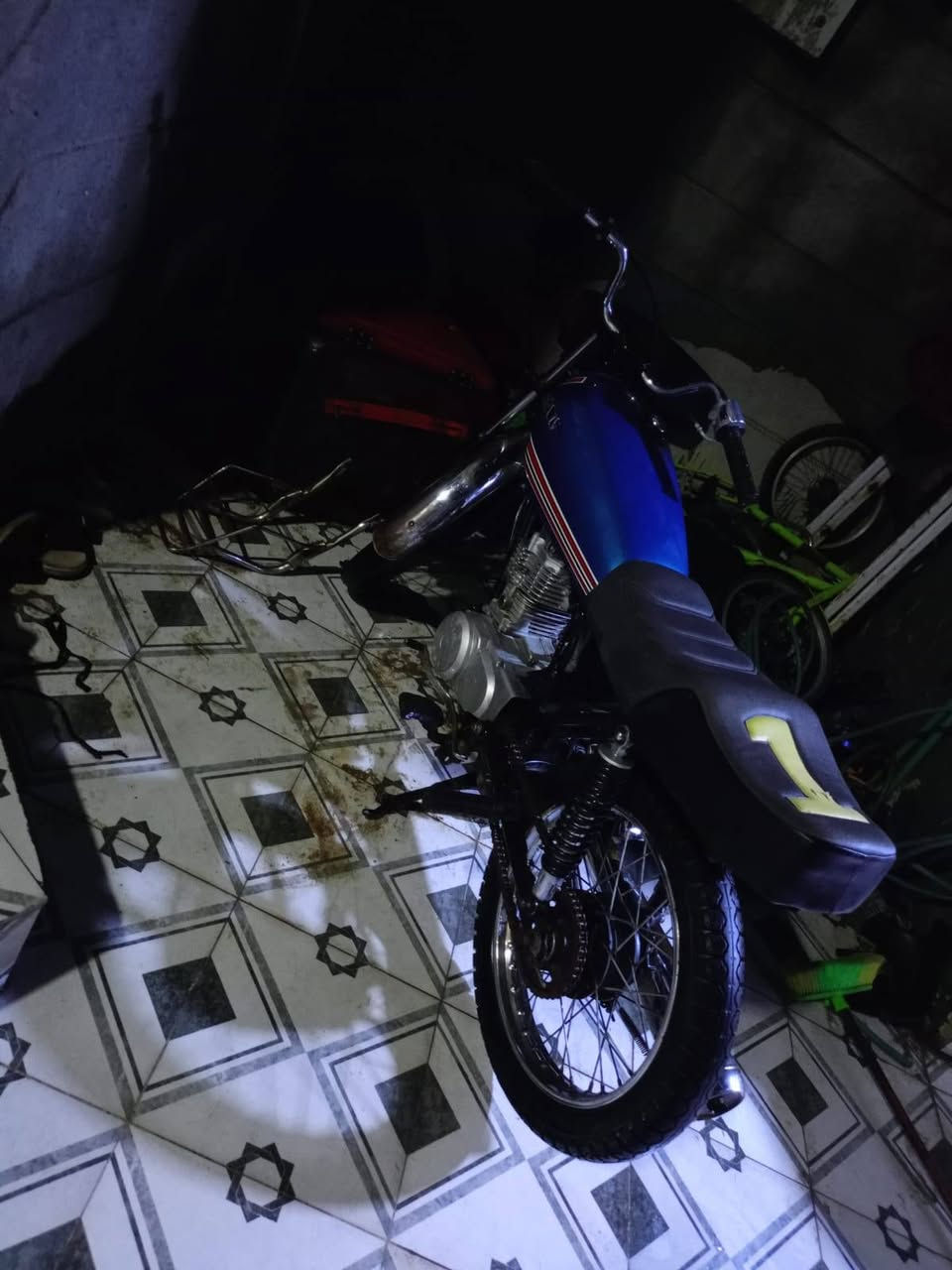 سلام عليكم دراجه للبيع نامه دراجه نضيفه مامتعوبه برغي ماناقصها رايدها ب 350 وبيها مجال حك الجيه مكاني بصره تنومه رقم ***********
