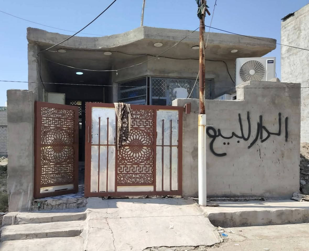 دار للبيع الموقع حي الشرطه قبل جامع الشكور استقبال وصاله وصاله ثانيه وغرفة نوم وصحيات داخل وخارج المساحه 125    رقم الهاتف ***********. السعر خاص
