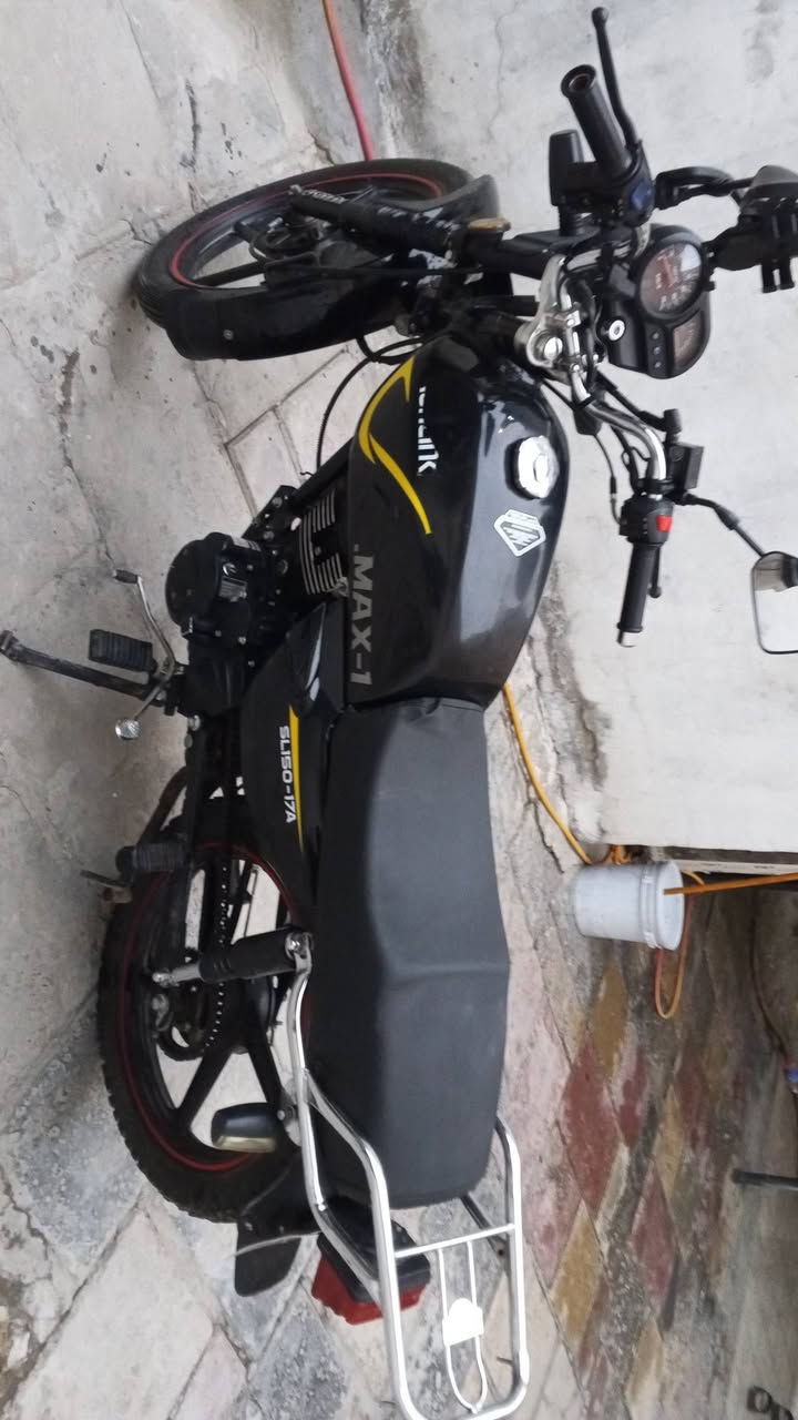 دراجه سونلينك موديل 2025 للبيع هذه دراجة نارية من طراز Sonlink Max-1 SL150-17A. 
الشركة المصنعة: شركة جيانغمن سونلينك (Jiangmen Sonlink Motorcycle Co., Ltd)، وهي شركة صينية. 
الطراز: Max-1 SL150-17A.
سعة المحرك: متوفرة بسعات مختلفة، بما في ذلك 125 سي سي و150 سي سي. 
اللون: سوداء مع خطوط صفراء وحمراء على الإطارات.
الميزات: تتميز بتصميم عملي ومناسب للتوصيل، كما يظهر من الصندوق الخلفي المركب عليها
للاستفسار مراسله *********** 
العنوان بغداد 
كروب بيع وشراء الدراجات بريز في بغداد 
معرض دراجات الغيبي 
دراجات بيع و شراء -بطح فقط
