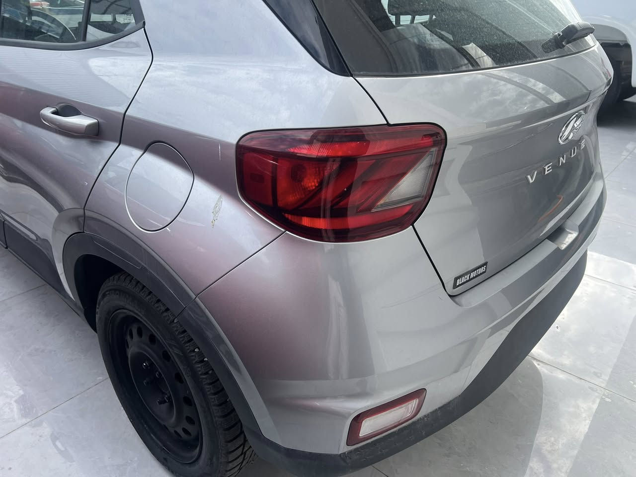 هونداي ڤينو  ٢٠٢٥ 
ماشي ١٥٠٠ كيلو /. ٩٠٠ ميل
سياره بعدها زيرو 
حادثها راس البوند بدون دواخل بدون ايرباك
رقم كاتي اربيل 
موجودة في اربيل 
السعر ١٢٥ $ ورقة وبيها مجال 
للاتصال واتساب ***********
