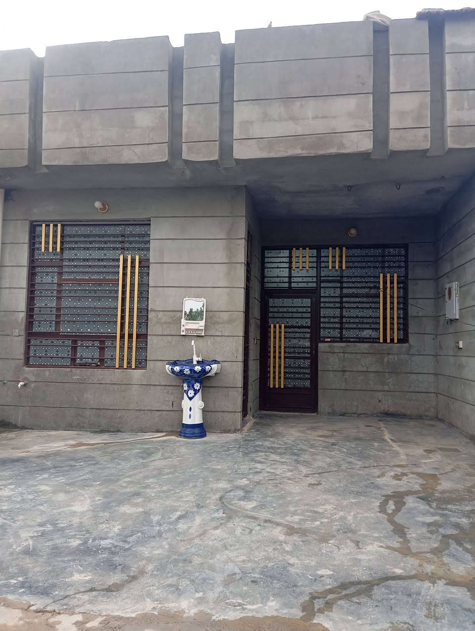 السلام عليكم بيت للبيع  مساحه ٢٨٠ متر غرفتين نوم وصاله ومطبخ واستقبال سيراميك ومحل مكانه فرع الجملون السعر ٥٥ مليون ***********
