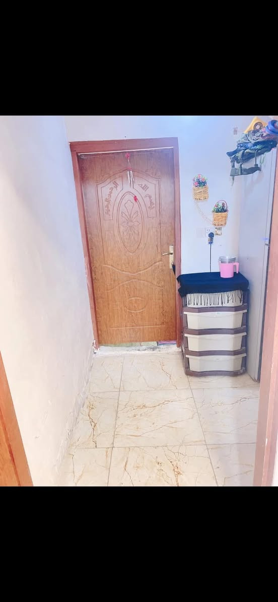 بيت للبيع كلش مرتب زعفرانية شارع الزوراء مقابيل شركة الزوراء  واقع حال مساحة 75متر يحتوي البيت على حمام خارجي واستقبال  ومطبخ وغرفةمنام كبيرة   ومنور  سعرة قفل ١٤ مليون الاتصال ***********
