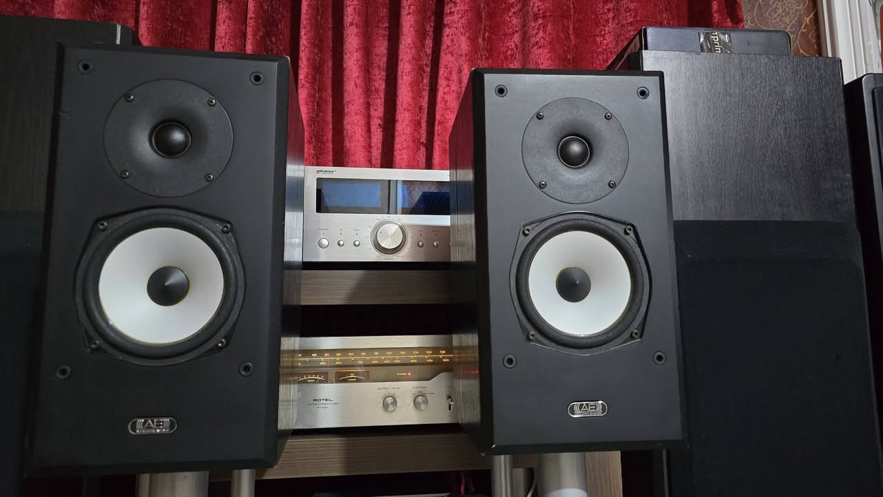 Acoustic Energy AEGIS One البريطانية، وهي سماعات رفّية (Bookshelf) من سلسلة Aegis الشهيرة.
المواصفات:
النوع: سماعات رفّية ثنائية المسار (2-Way Bass Reflex)
بلد التصميم: إنجلترا
منفذ الباس: خلفي (Rear Bass Port)
المقاومة: 8 أوم
القدرة القصوى: 120 واط 
حجم ووفر: 6.5 إنش (Cone أبيض)
تويتر: 1 إنش Soft Dome
الحساسية: حوالي 89 dB
استجابة التردد: تقريبًا 45 هرتز – 22 كيلوهرتز
طابع الصوت:
صوت متوازن ودقيق.
تفاصيل جيدة في الأصوات والغناء.
باس جيد بالنسبة لحجمها .
مناسبة للاستماع للموسيقى و الاستخدام السينمائي.

السعر الحالي (مستعمل):
عالميًا: حوالي 150–250 دولارًا بحسب الحالة.


**إذا كنت صاحب هذا الإعلان وتريد حذفه لأي سبب، رجاءا أرسل رسالة إلى الدعم الفني**