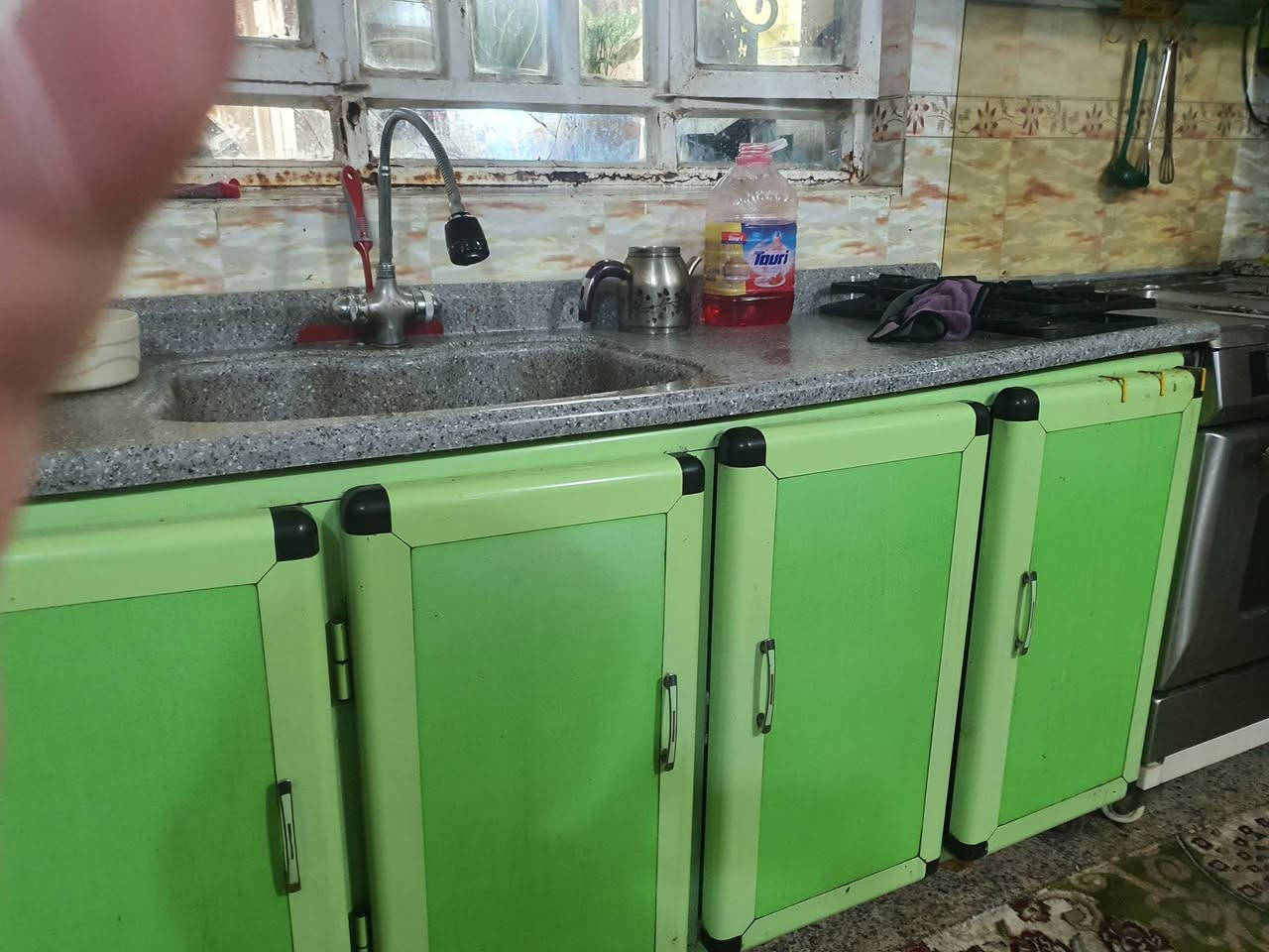 كاونتر مستعمل 
طول خمسة مترات مع سنك مترين و عشرين حجر طبيعي مع ملحق ام دي اف السعر ٢٥٠٠٠٠ 
الاتصال على الرقم ***********
