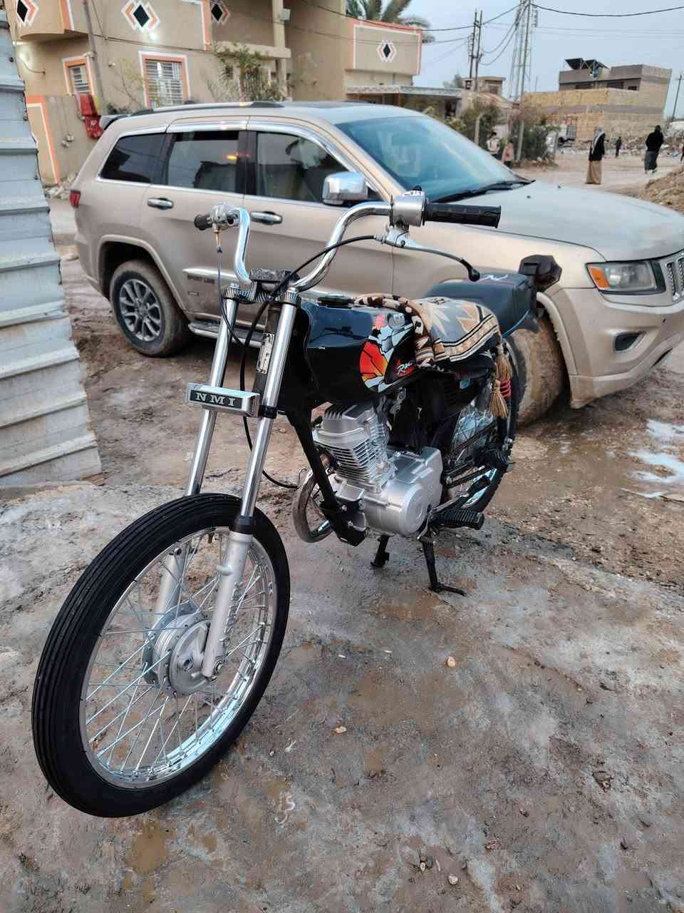 سلام عليكم دراجه نامه شلامجه تعمير 25 الدراجه جاهزه مجهزه ربع مذب عليه ما صارله 24 يوم من اتعمرت الدراجه جديد تجي وتشوفه احله من الصوره مكينته ناعمه تخبل والشاصي ارشه موديل 18 أوراق سكنر السعر 650 وبيه مجال العنوان حله شارع 80 الرقم ***********
