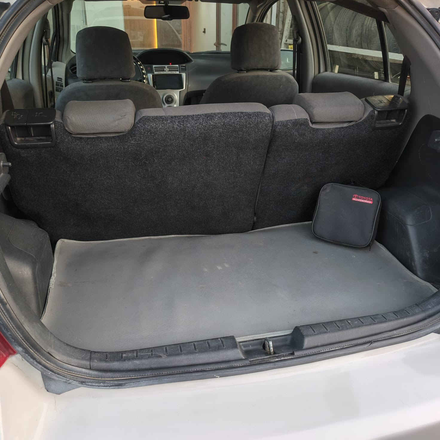 السلام عليكم.. تويوتا يارس مديل ٢٠٠٦ بأسمي تحويل ثاني يوم كلهه بلاديه من دواخل المحرك وداخل السياره و كير محرك وتدفئه وتبريد وصدر وتايرات كلهن كفاله وشاشه وكاميرا مصبوغه عام اثر شخوط يعني بدون دواخل وشواصي مكفولات ب ٧٢ وبيهه مجال 
الاعظميه الضباط ***********
