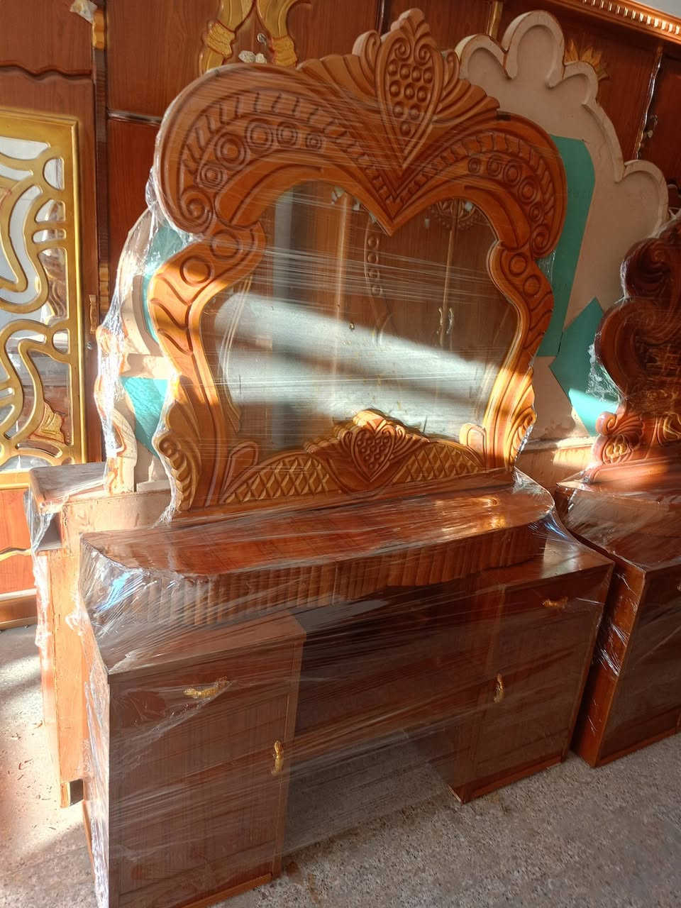 غرفة نوم عراقي مستخدم اخو الجديد وباسعار مناسبة شغل درجة اولى مرتب ضهر جرجوبة السعر 600 وبيها مجال للطيبين 
رقم الهاتف ***********
