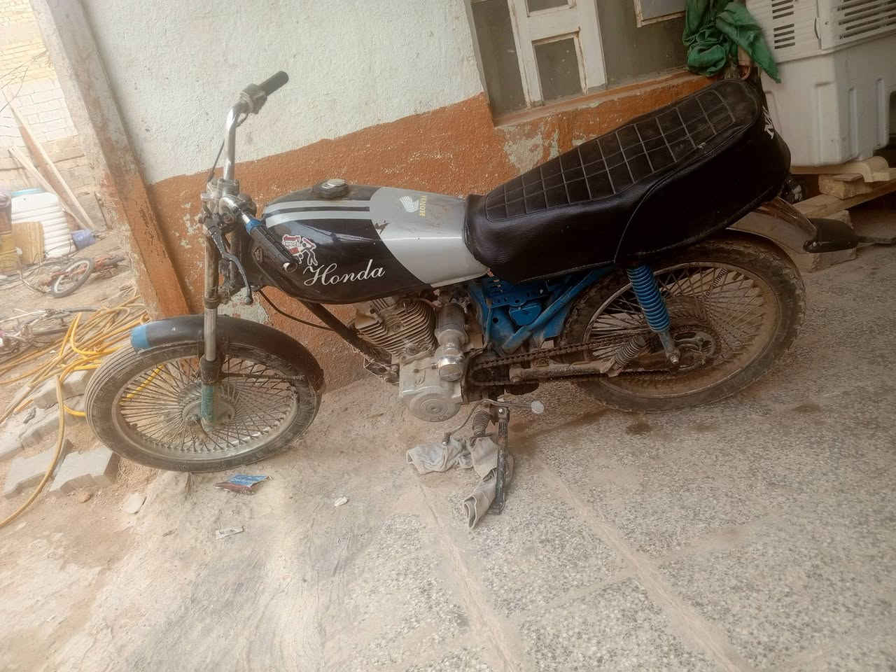 السلام عليكم شباب عدي اربعه كير شادلها محركك ستوته خير من الله دراجه نص هندر تشتغل مال شغل مو تجي كلي كفر مدري شنو دراجه مال عمل دبل سيم الوياله محرك خرس ميسمع...وعندي دراجه شحن شوفت عنيك بل صوره تحتاج شاحنه 4بطاريات بيها خير من الله هم دراجه. تفيد العنوان شارع المطار السايدين ***********
