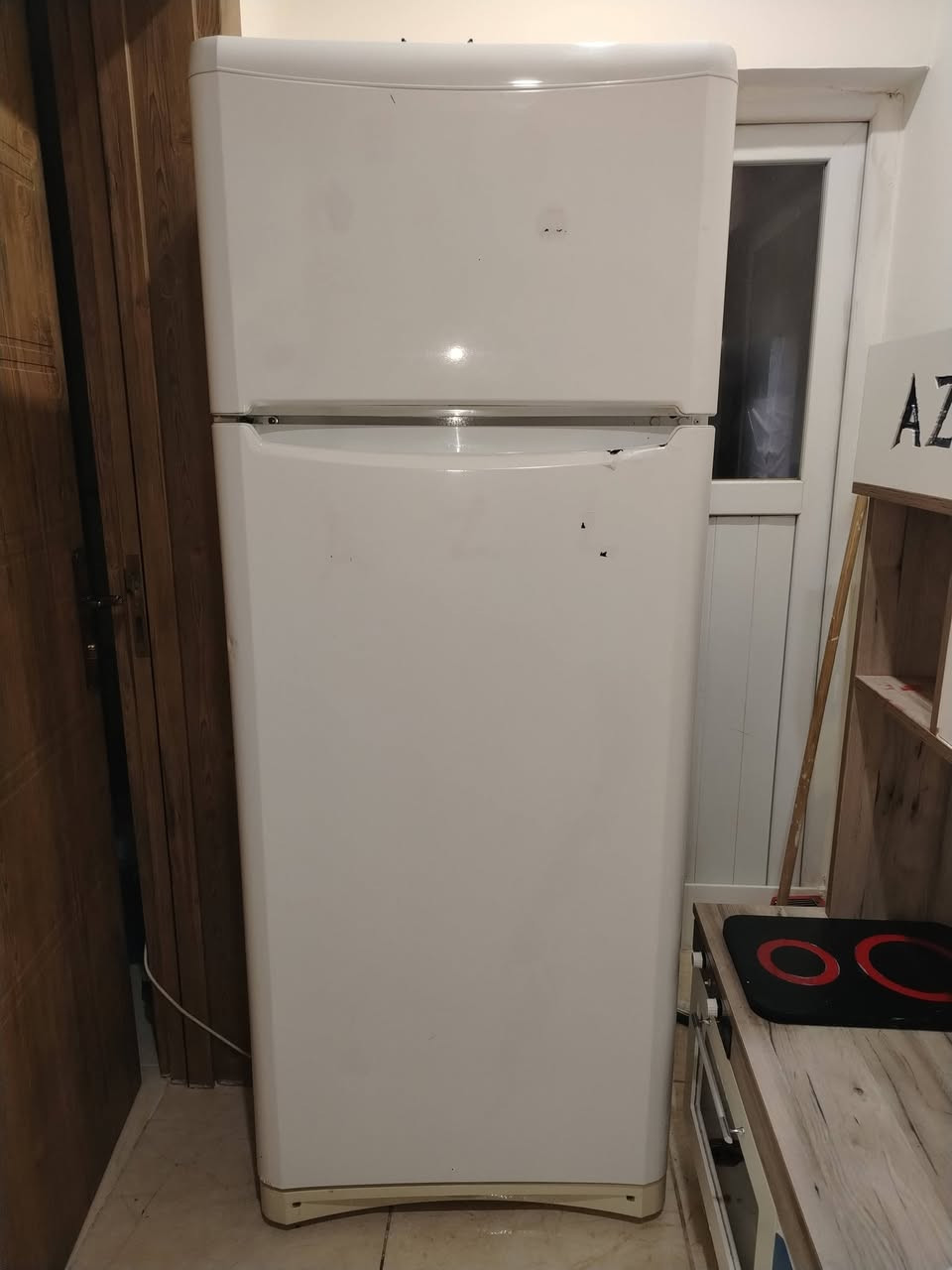 ثلاجة للبيع نوعية دنكا اريدها ب 150وبيها مجال حجمها كبير بس كم قدم معرف ***********
