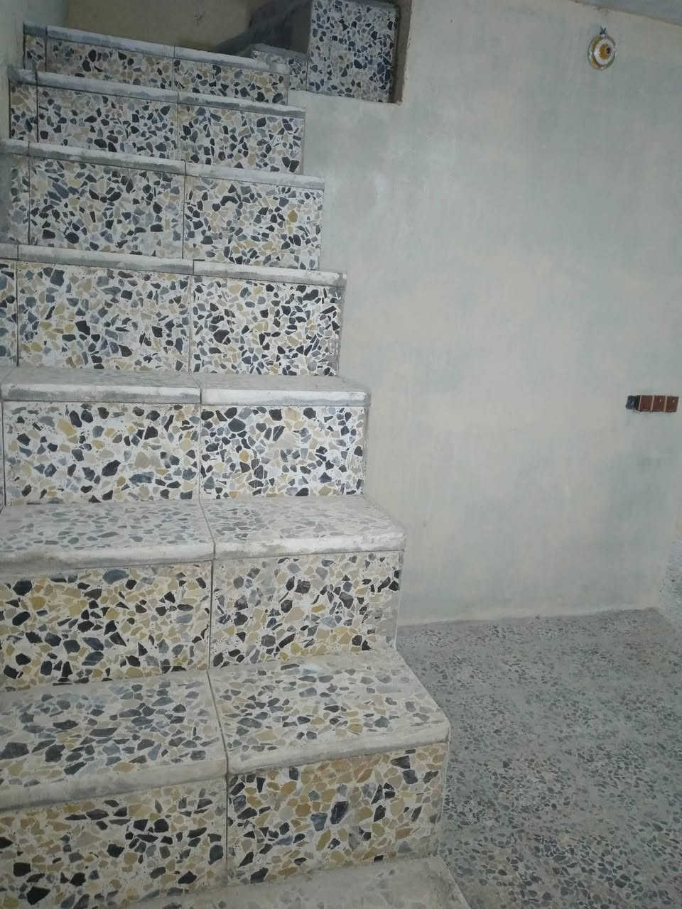 سلام عليكم بيت للبيع البراكيه شارع المطار القديم قرب جامع القبه الذهبيه طابو زراعي غرفه وصاله ومطبخ وصحيات بيت نضيف للستفسار واتساب @***********
