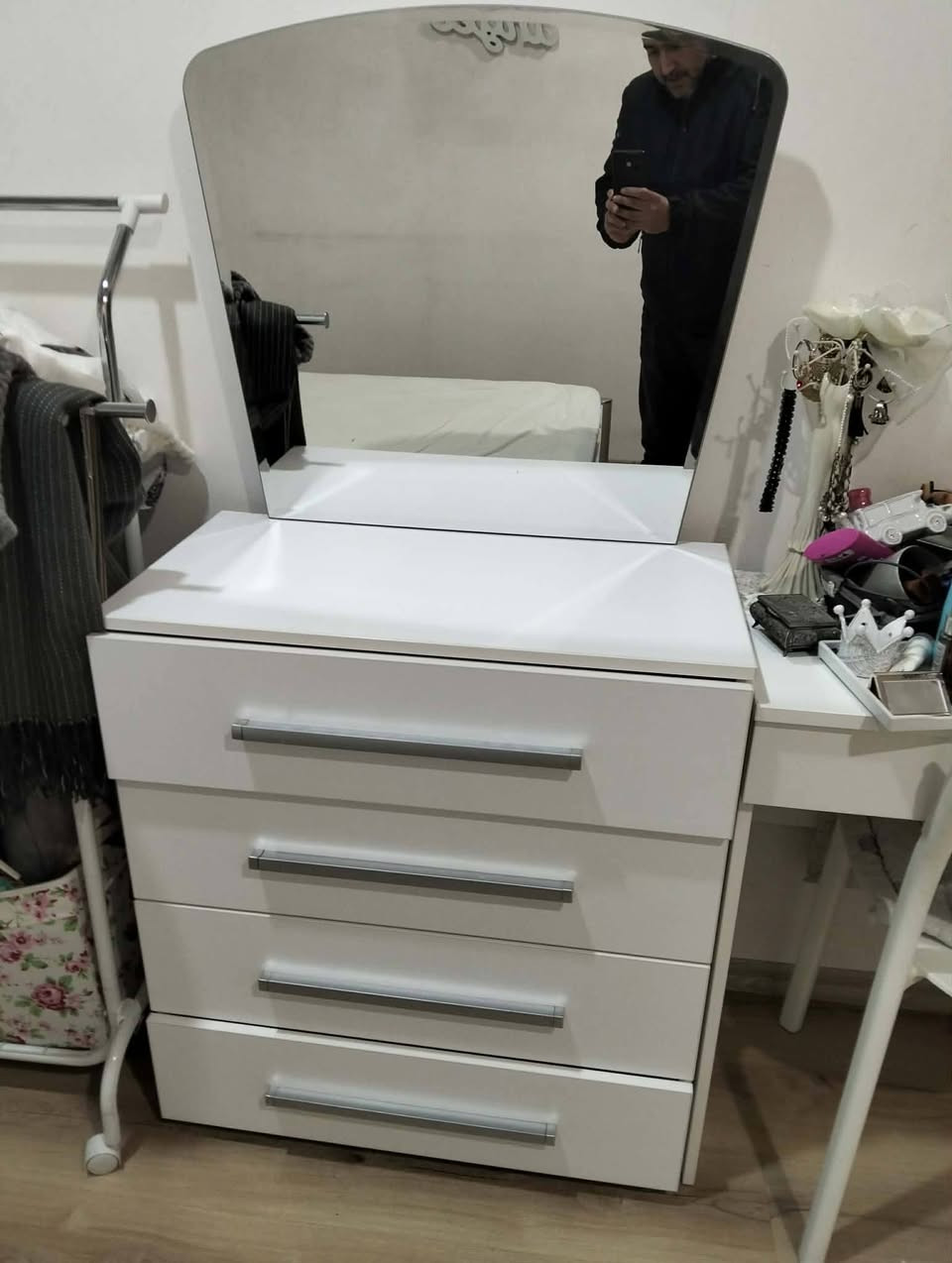 تاقمه بؤ فرؤشتن زؤر باكه گه نجانه
ژورى تايبه ته له سليمانىه 
ره قه م ***********
نرخى 200هه زار
