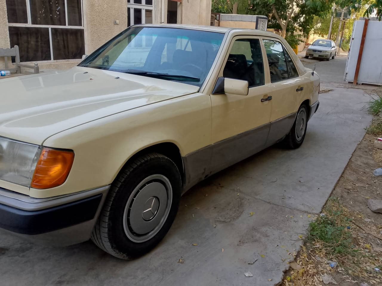 سلام عليكم اخوان 
مارسدس للبيع موديل 1992
مكينه وكير بطه 
مابيه اي نقص كهربائيات كله شغاله 
صدر امامي خلفي جديد 
السنويه بسمي لل 2031
الشعر 55$
***********
عنوان ديالى تقاطع القدس
