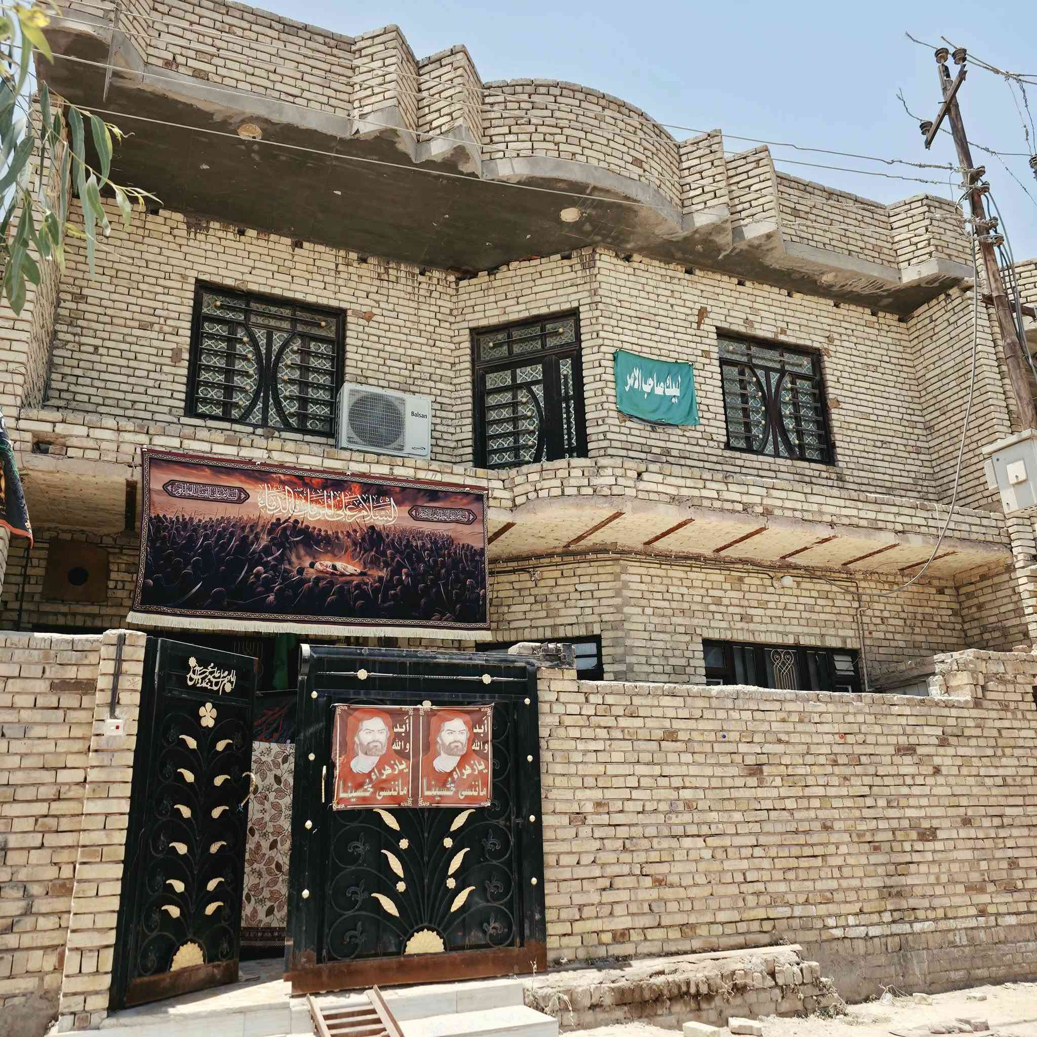 السلام عليكم 
بيت 100 م مربع ( 10 × 10 ) بالخضراء طابقين 
الاول كامل وجاهز غرفة واستقبال ومطبخ وصحيات وصاله 
الطابق الثاني نفس الشي بس بدون لبخ ولا ارضية 
بناء 2016 مو حديث 
حي الخضراء خلف المدارس ثاني فرع مقابل القطاع وقرب قاعة البارون 
***********
