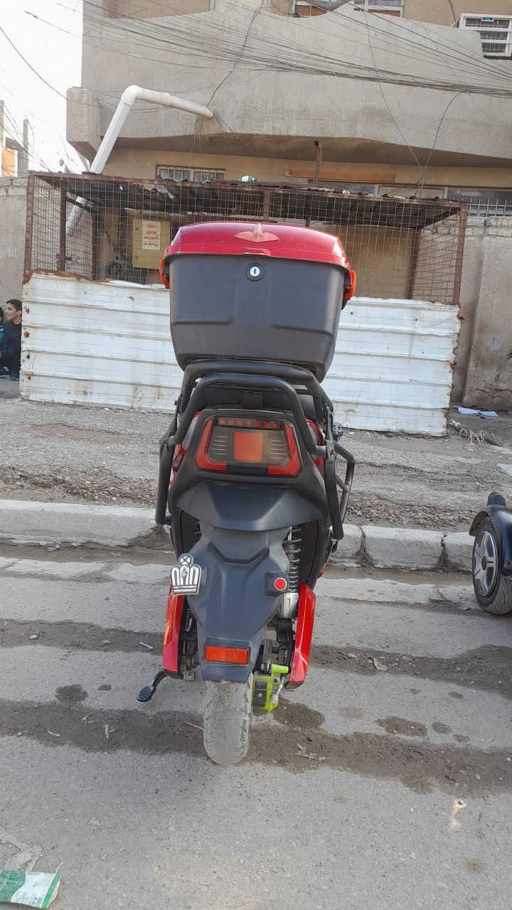 السلام عليكم دراجه شحن للبيع G8
موصفاتها 
الباتريات مسطرة الحجم الكبير ٦ بطاريات اكبار 
ملف ٢٠٠٠ نحاس حقيقي 100% 
تمشيك 85كيلو حقيقي 
سرعه 85
نظام الرجوع الى الخلف ومثبت سرعة 
لايت ليد زنون مع بلاجكترات ٢ هدية 
بيها نسختين سويج وبصمة وصندوق 
مع (شاحنة اصلية )و (دواسة مال رجل) 
الرقم ***********
العنوان بغداد الشعب 
السعر 650
الدراجه مكفوله كفاله عامه 
ملاحظه مستعجل على بيعتها
