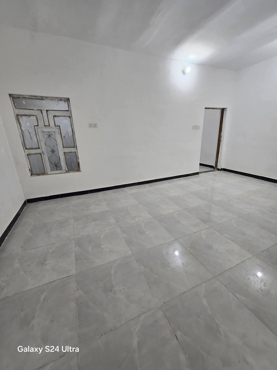 بيت لبيع بشارع المطار الجديدبشارع الحوزه المساحه ١٠٠متر البناء طابوك الساس كونكريت السكف عكاده يحتوي على غرفه وصاله ومطبخ والستقبال ما كامل عايز ضلع واحد السعر ٢١وبي  مجال قليل  للستفسار *********** مكتب بركات ام البنين قرب اسواق فدك مقابيل شارع السبيس البيت جديد تستلم مفتاح مباشر
