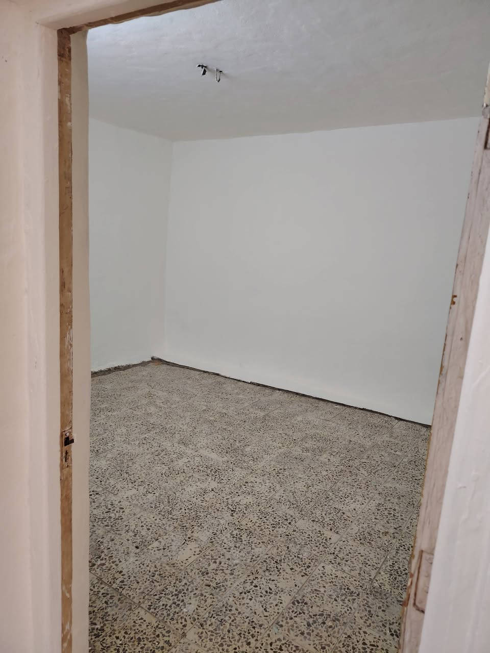 السلام عليكم
شقه للايجار طابق أول
تحتوي على غرفتين نوم + صاله + مطبخ +حمام وتواليت + بلكونه
عنوانها بغداد الجديده / شارع المسبح قرب مدرسة البحتري والدفاع المدني
الإيجار 350
غير متواجد بالفيس ***********
