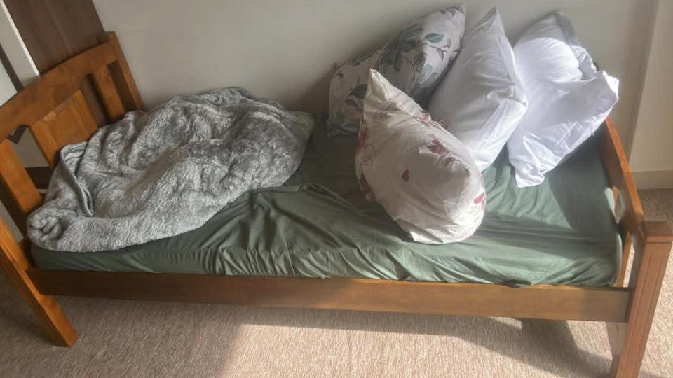 ١- سرير صاج تكمة مع دوشك ومخاد 
٢- كنتور بابين خشب جديد استخدام قليل جدا كم يوم

٣- وكنتور ٣ ابواب خشب غير مستعمل

نزلتلكم صور وفديو
 
***********
