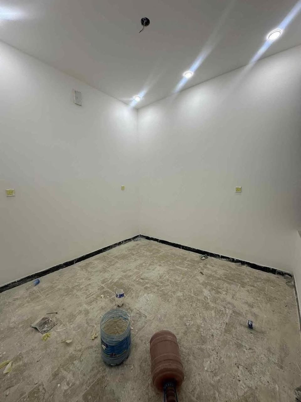 💎 للإيجار في السيدية 💎
📢 منشور رقم: ((608))
🏠 مكتب المتحدة للاستثمار العقاري
بيت ٥٠ متر للأيجار زيرو مودرن 
تتكون من:
•تشجير 
• ٣غرف نوم
• صالة
• مطبخ
• خدمات عدد ٢ 
💰 بدل الإيجار: مليون دينار 

📞للاستفسار:☎️ ***********
