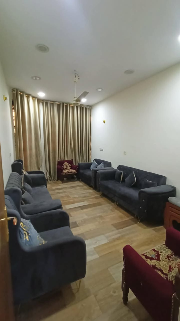 الدار للبيع مساحه 125. واجه 6وربع ونزال 20
الطابق الارضي استقبال +مطبخ +صاله + غرفه نوم +صحيات عدد 2 
الطابق الثاني: 3 غرف نوم +صاله +صحيات مشتركه +طابق ثالث بيتونه كبيره تعتبر مخزن
ملاحضه يصلح للاستثمار * تكدر تقسم البيت الى ثنين لان الطابق الثاني معزول كهرباء و الماء وبي درجين خارجي و داخلي.  العنوان بغداد الزعفرانيه بدايه الاربع شوارع  الاتصال على *********** السعر 160
المنطقه متكامله خدمات ماء تبليط مجاري
