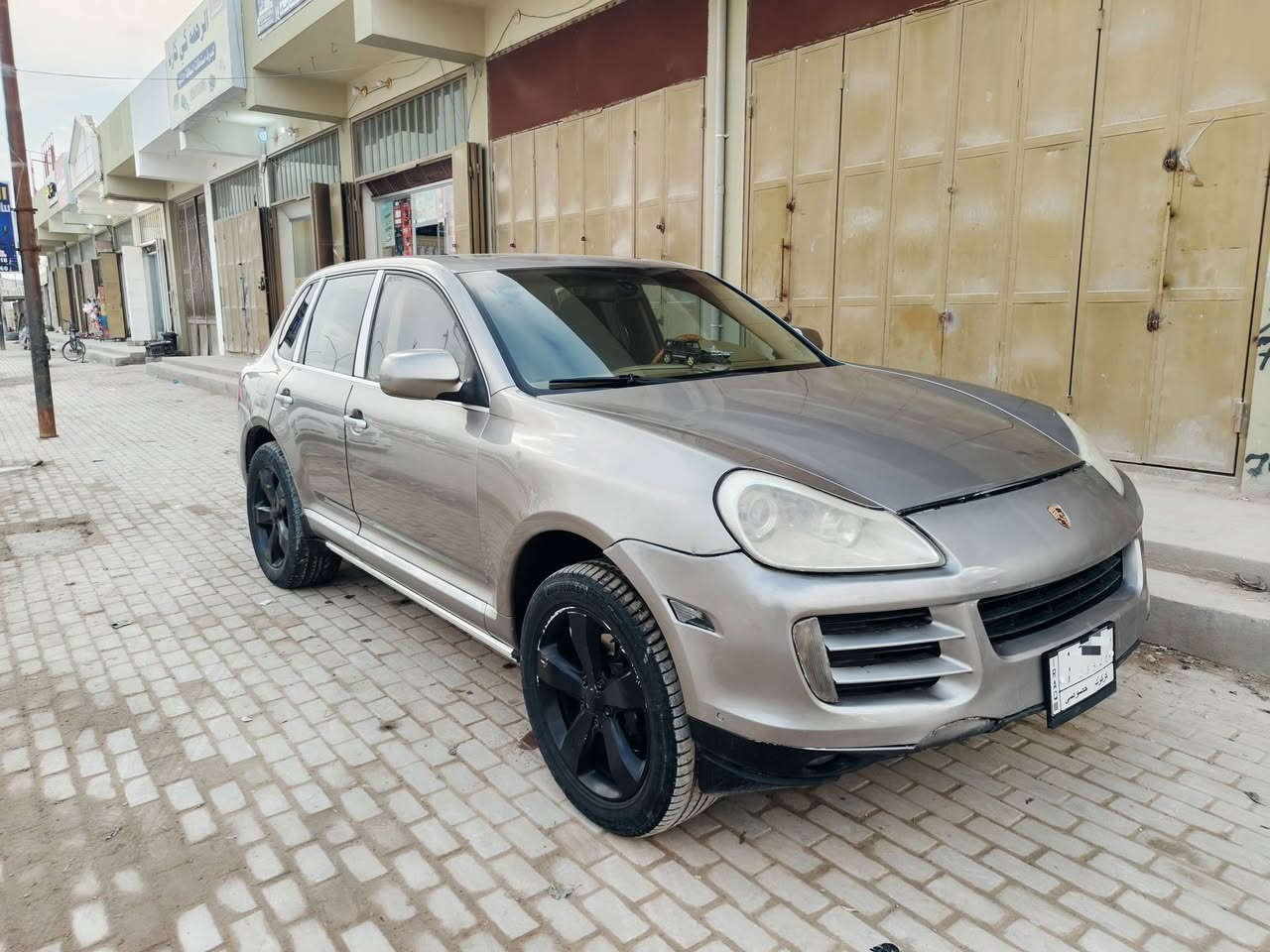 السلام عليكم
بورش كايين موديل 2007
محرك 8 بلادي 
رقم كركوك الماني 
سياره كلها بلاد بس الجاملغ الخلفي 
سعر 95 وبيها مجال بسيط
رقم الهاتف ***********
