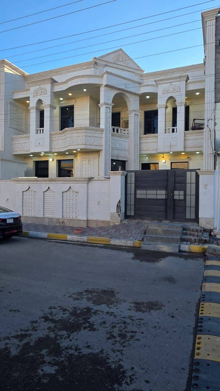 سلام عليكم بيت للبيع
مكونات البيت 
5 غرف كبار 
3غرف فوك 
2جوه 
مطبخ 6.45 حار بارد
ديوانيه 7.45
صالة 6.4 
مناور بلكونات 
شغل كله درجة اوله واجهيه حجر ومرمر 
مساحة البيت 240 متر 
منطقه هادئة 
موقع البيت  التاميم قرب عدادية النهضة الصناعة خلف اسواق المصطفى
سنة البناء 2024 بيت جاهز للسكن
تواصل ع رقم وبيه وتساب 
***********
