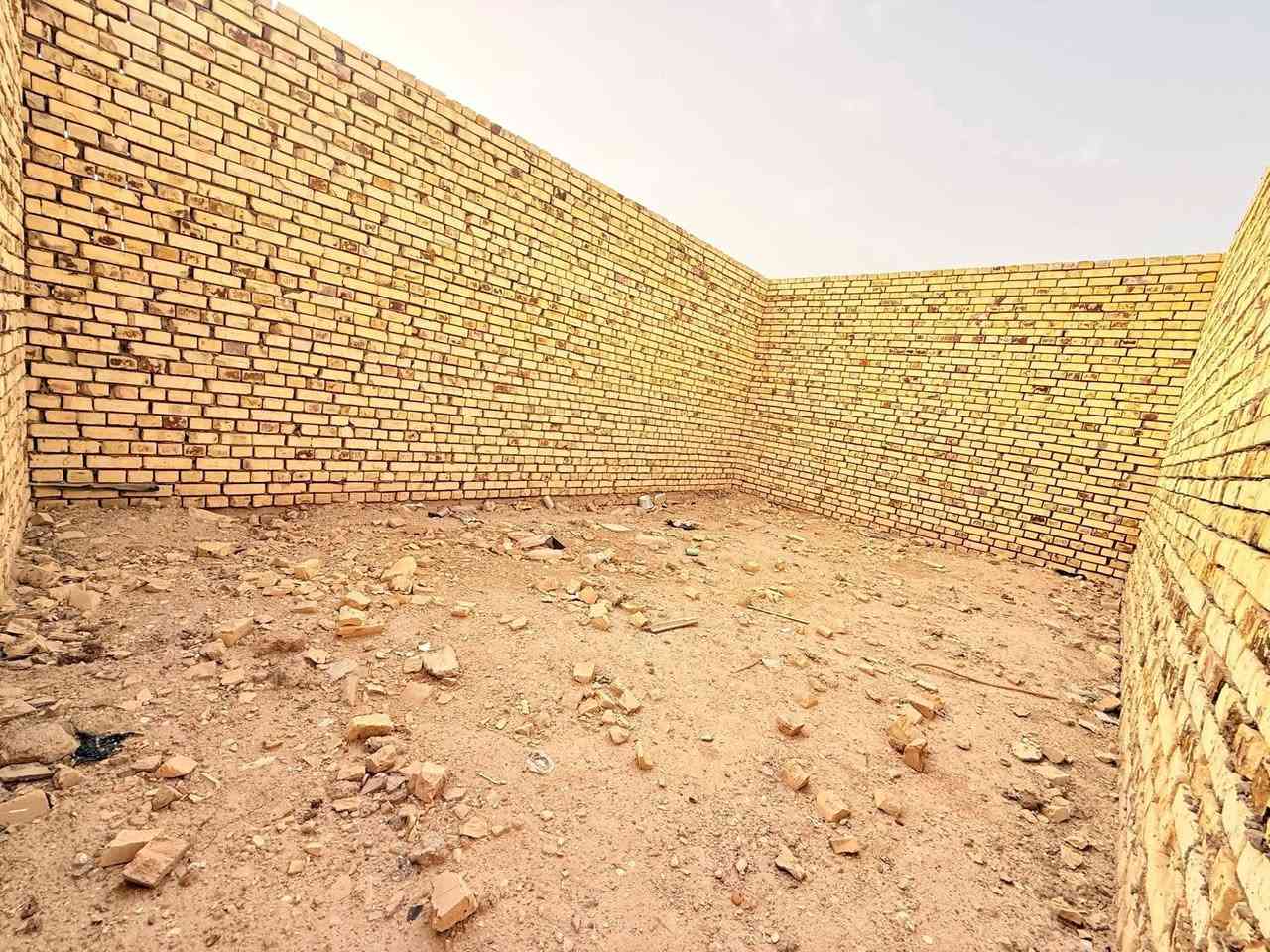 هيكل زراعي للبيع مساحه ٢٠٠م في شارع المهندس منطقه الصخيين قريبا على شارع العام 
بناء درجه اولى هيكل غير مسقف 
يتكون من ديوانيه كبيره وصاله ومطبخ حار وبارد 
 وغرفه +صحيات (سويت)
وغرفه ثانيه كبيره وصحيات داخليه وخارجيه ومناور 
خدمات ماء وكهرباء ومجاري شارعه ١٠م 
للمزيد اتصال 
***********
