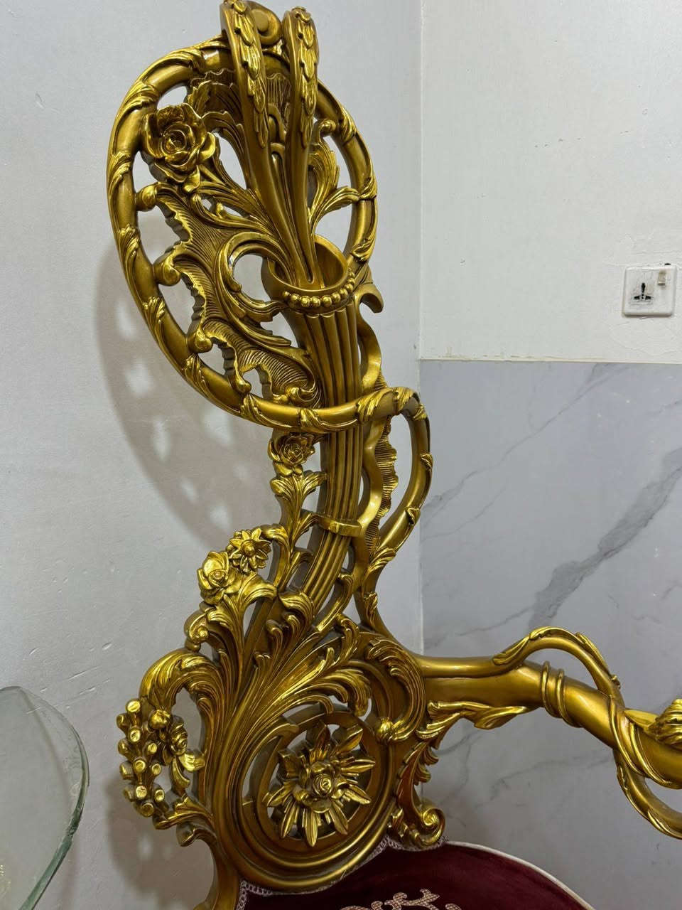 زوج كراسي ملكي خشب زان مصري جديد غير مستخدم طلاء ورق ذهب فخمات ا،تفاع الكرسي متر و٦٠سم اتصل ***********
