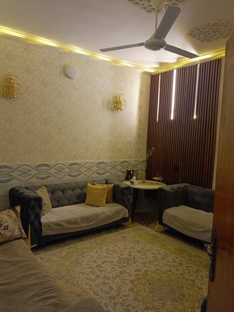 السلام عليكم اخوان 
دار للبيع في الكاظمية منطقة الطي شارع الوزراء قريب على الشارع المبلط الجديد تقريبا رابع بيت  بالقرب من مجمع بوابة الكاظمية تتوفر فيه كافة الخدمات من ماء + كهرباء المساحة 150 متر طابو ملك زراعي سند 25 الواجهه 15 والنزال 10 طابقين يحتوي على 5 غرف نوم كبيره مساحتها 4×5 مع استقبال كبير + 2 حولي مع المطبخ 4×5 +حمامات عدد 2 + حمام شرقي خارج + بيتونه ومخزن خارج مطل على السطح  كامل يباع البيت مع الاثاث او بدونه حسب رغبة المشتري البيت جدا نظيف السعر خاص فيس بوك او واتساب للاستفسار على الرقم *********** تحياتي اخوكم ابو محمد
