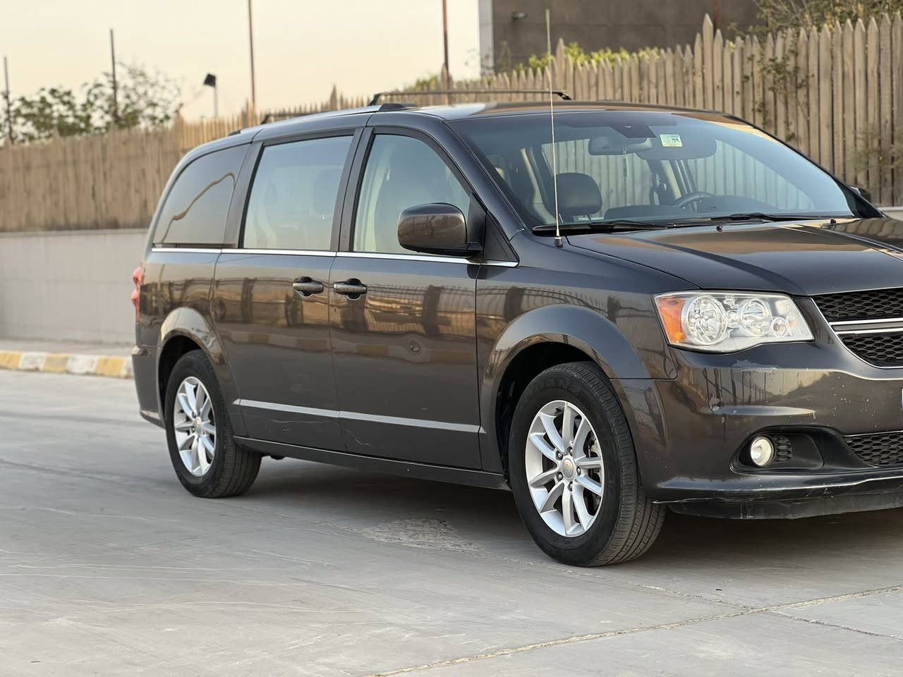 سلام عليكم دوج كرفان للبيع موديل 2019محرك ما مفتوح بل شرط كير مفتوح سياره بي 3قطع صبغ سنويه جديد كوبون بانزين موجود شرط تحويل غرامه موصفات باب كهربائي صندوك كهرباء مكان سياره كركوك نتعذر عل مراوسه اني مكلف بل نشر خابر صاحب سياره  ***********سعر 160بي مجال
