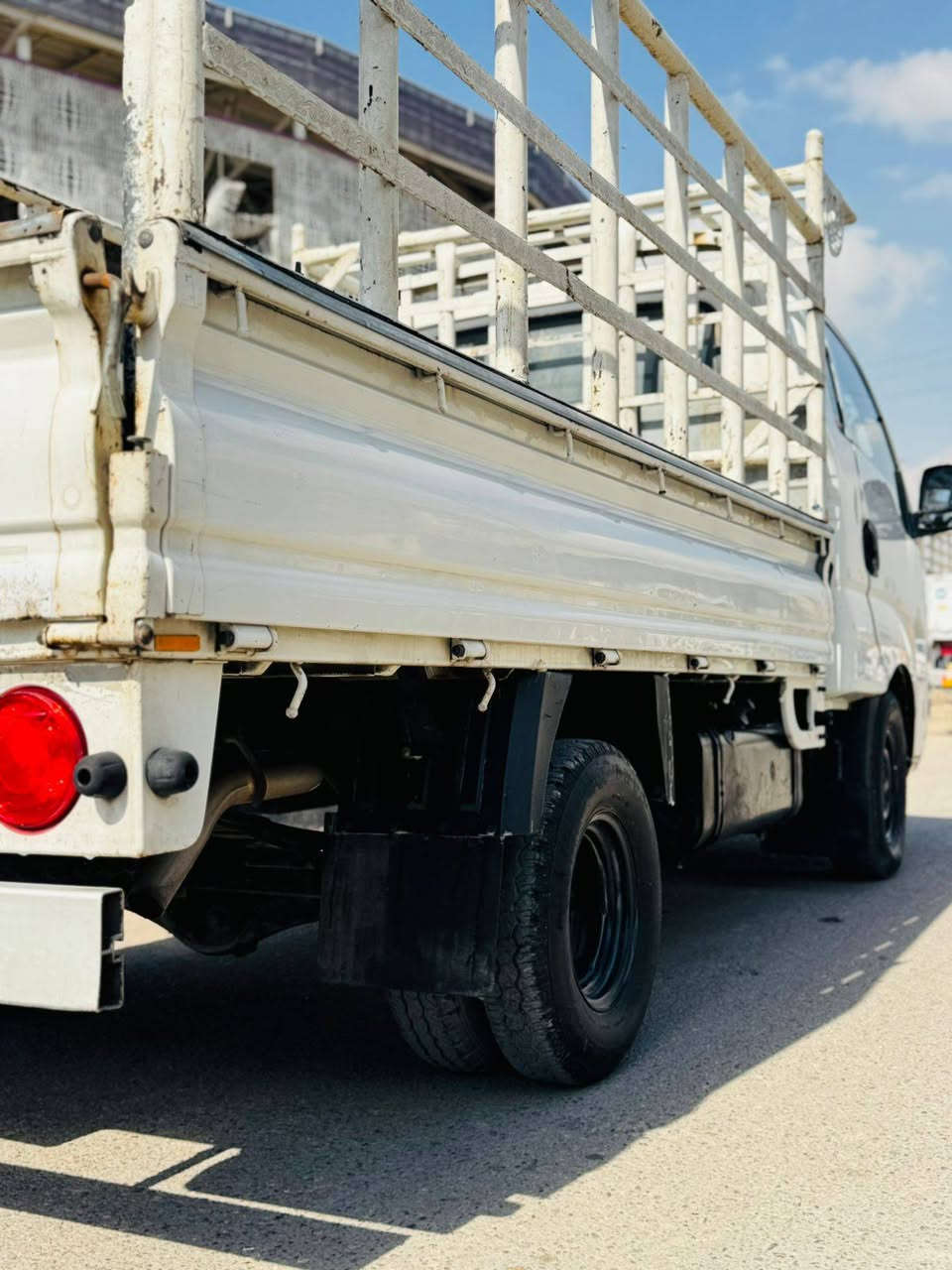 سلام عليكم كيا حمل للبيع 2015بس الباب السائق بي صبغ الباقي كفالة ***********
