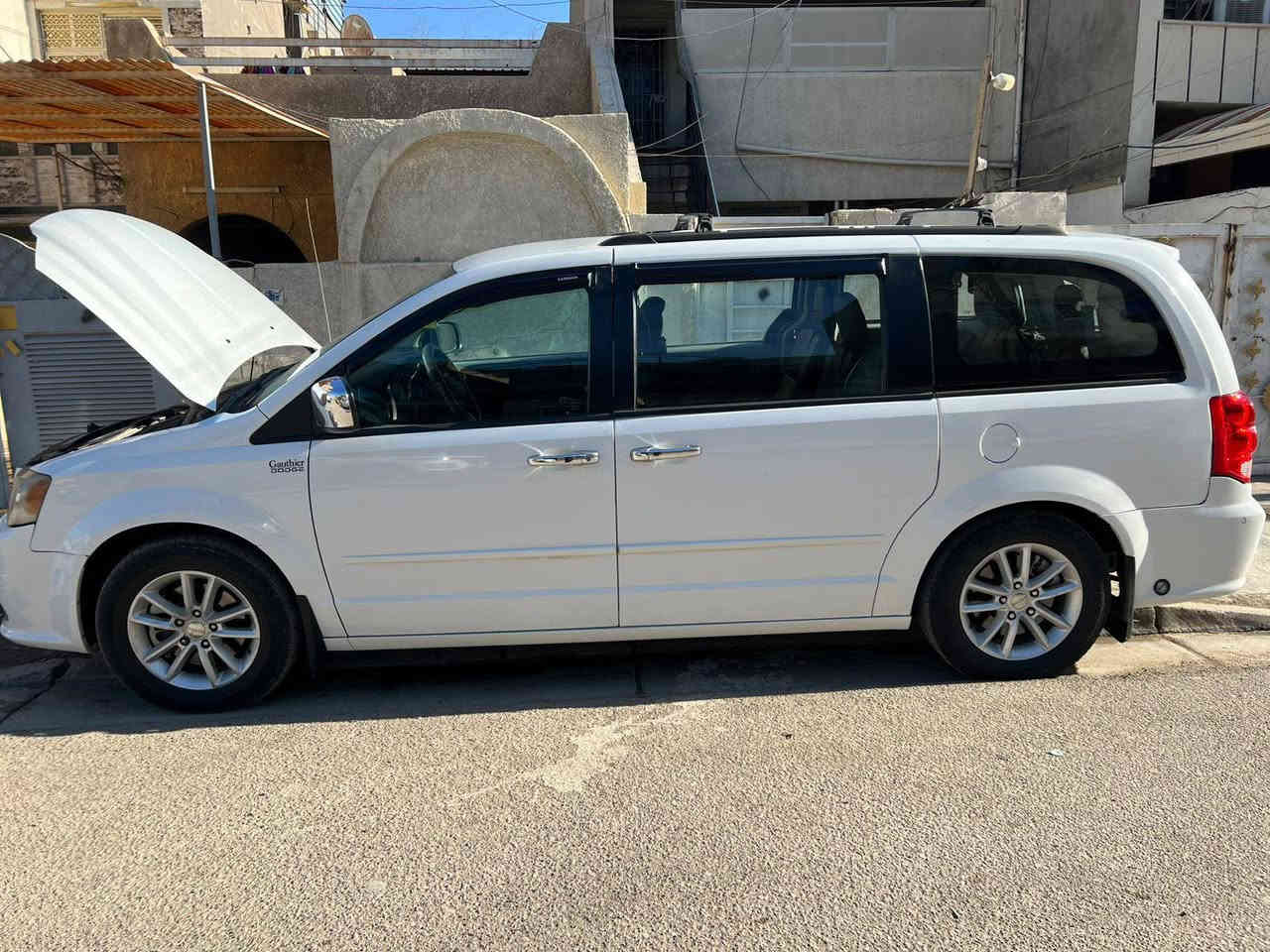 السلام عليكم 
دوج كرفان ابيض رقم بغداد باسمي موديل 2014
حادثها باب الخلفي مع الجاملغ الخلفي 
بيها منظومة غاز 80 لتر 
ارضية وكشنات مدوشمة
تشغيل عن بعد 
سيارة جاهزة من كل شي
كير ومحرك وحدادية
سنويتها 2028
مكاني بغداد المشتل 
السعر 155 
للاستفسار خاص او التواصل على الارقام
*********** /*********** بيهن واتساب
